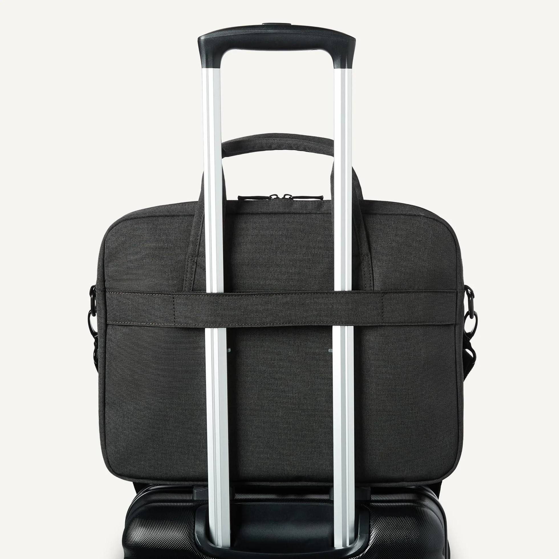 Amazon Basics - Borsa a tracolla per laptop e tablet da 15.6in (39.6cm) per donna e uomo, nero