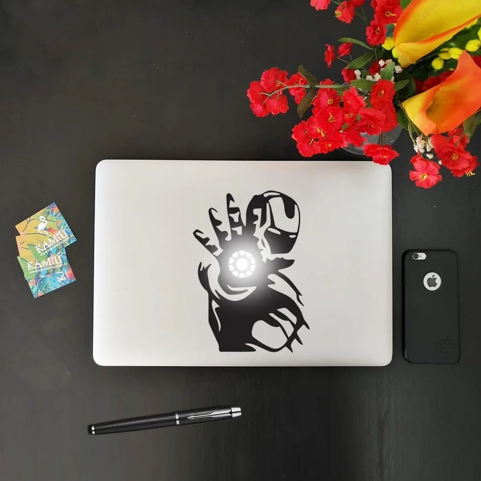 Adesivo Iron Man Replica in Vinile Prespaziato per MacBook Notebook e PC Portatile - Sticker Nero 13'' - Superficie Liscia