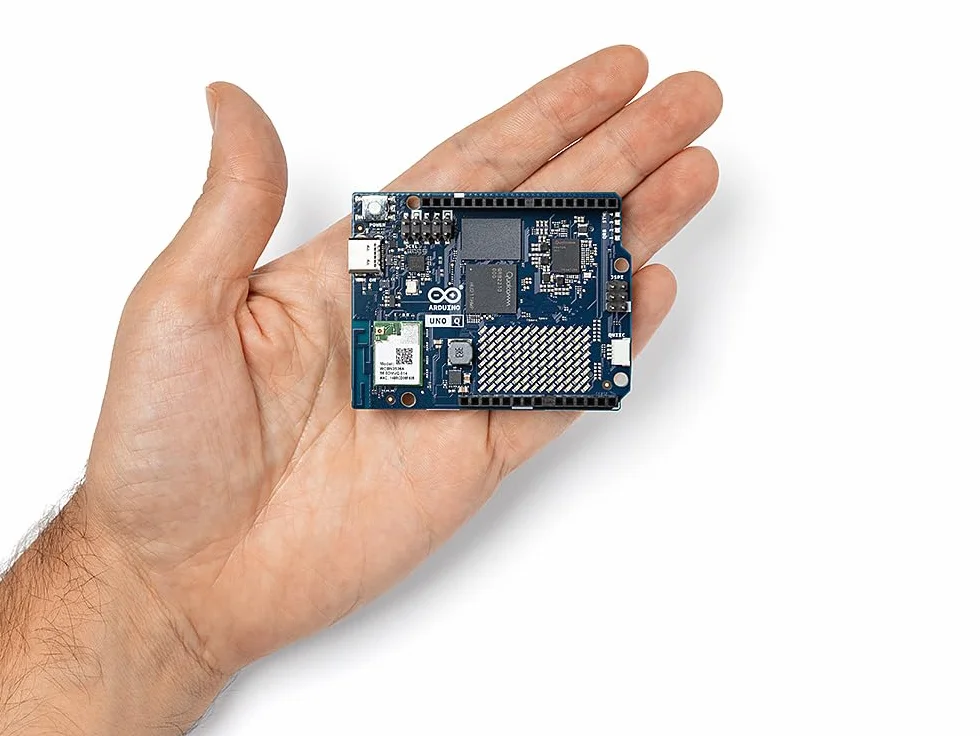 Arduino UNO Q Qualcomm Dragonwing QRB2210 STM32U585 AI Vision Voice IoT Robotica Linux Debian OS Wi-Fi 5 USB-C