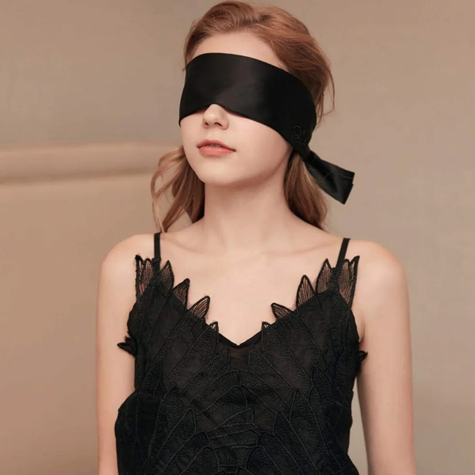 Bondage erotico Massaggio di piume frusta in pelle Maschera per occhi Giocattolo sculacciante per coppie