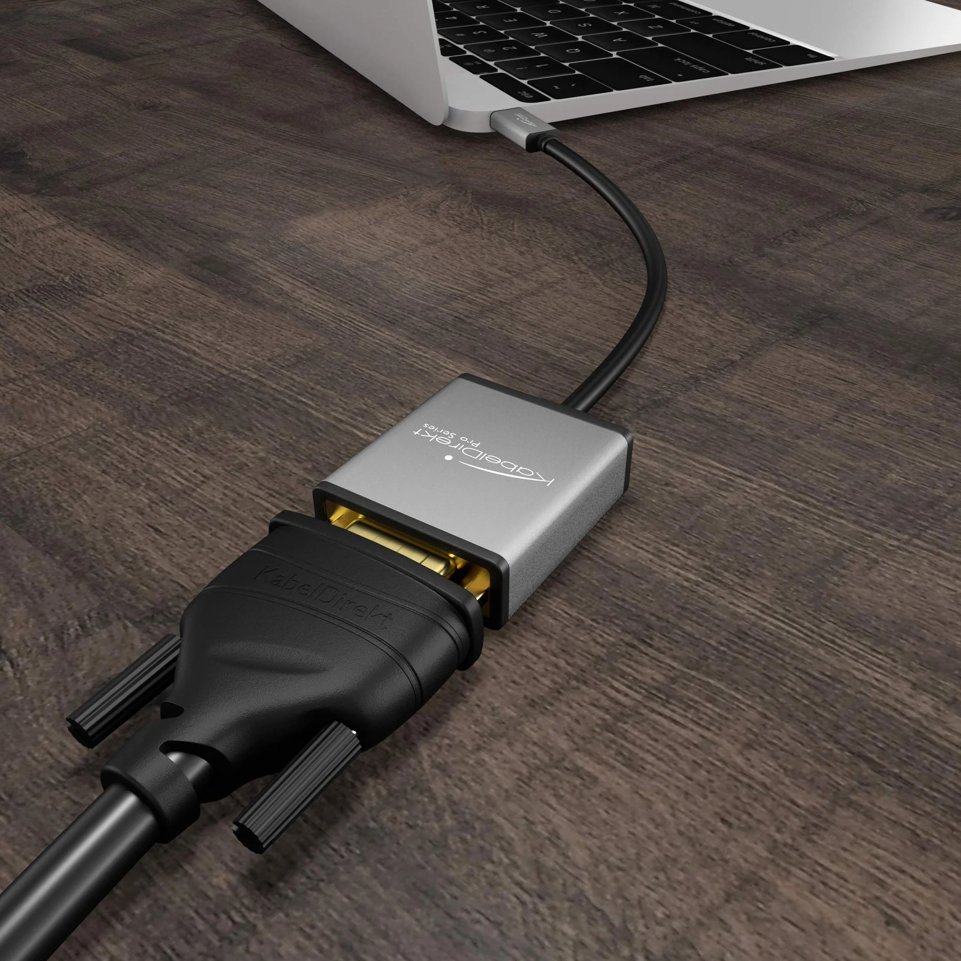 KabelDirekt – USB tipo C per adattatore VGA – 0,15 m – (risoluzioni fino a 1920 x 1200/60 Hz, USB C 3.1 e Thunderbolt 3, per MacBook Pro 2016/2017, MacBook 12“ e altri apparecchi)