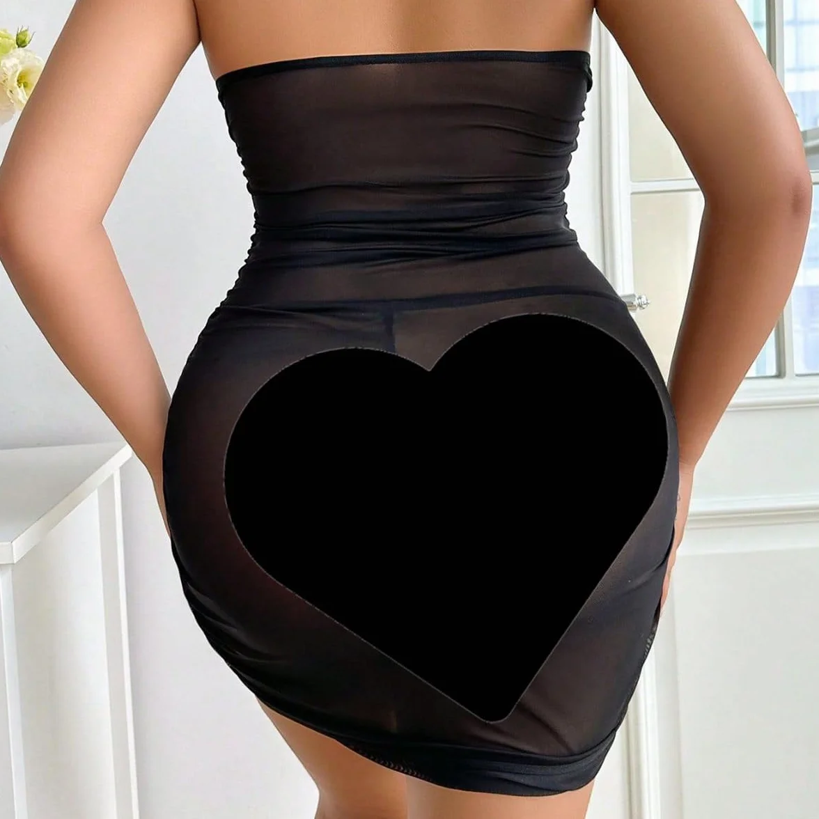 Mini abito in rete trasparente sexy da donna con fascia per il collo e cuore traforato