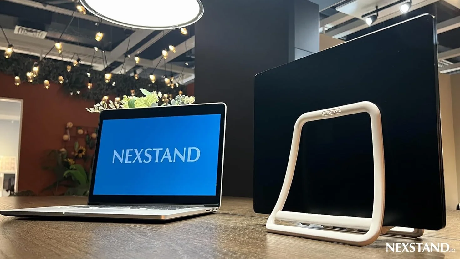 Nexstand K11 Supporto verticale per computer portatile, bianco, supporto per computer portatile, organizer salvaspazio per tutti i MacBook, Surface, Samsung, HP, Dell