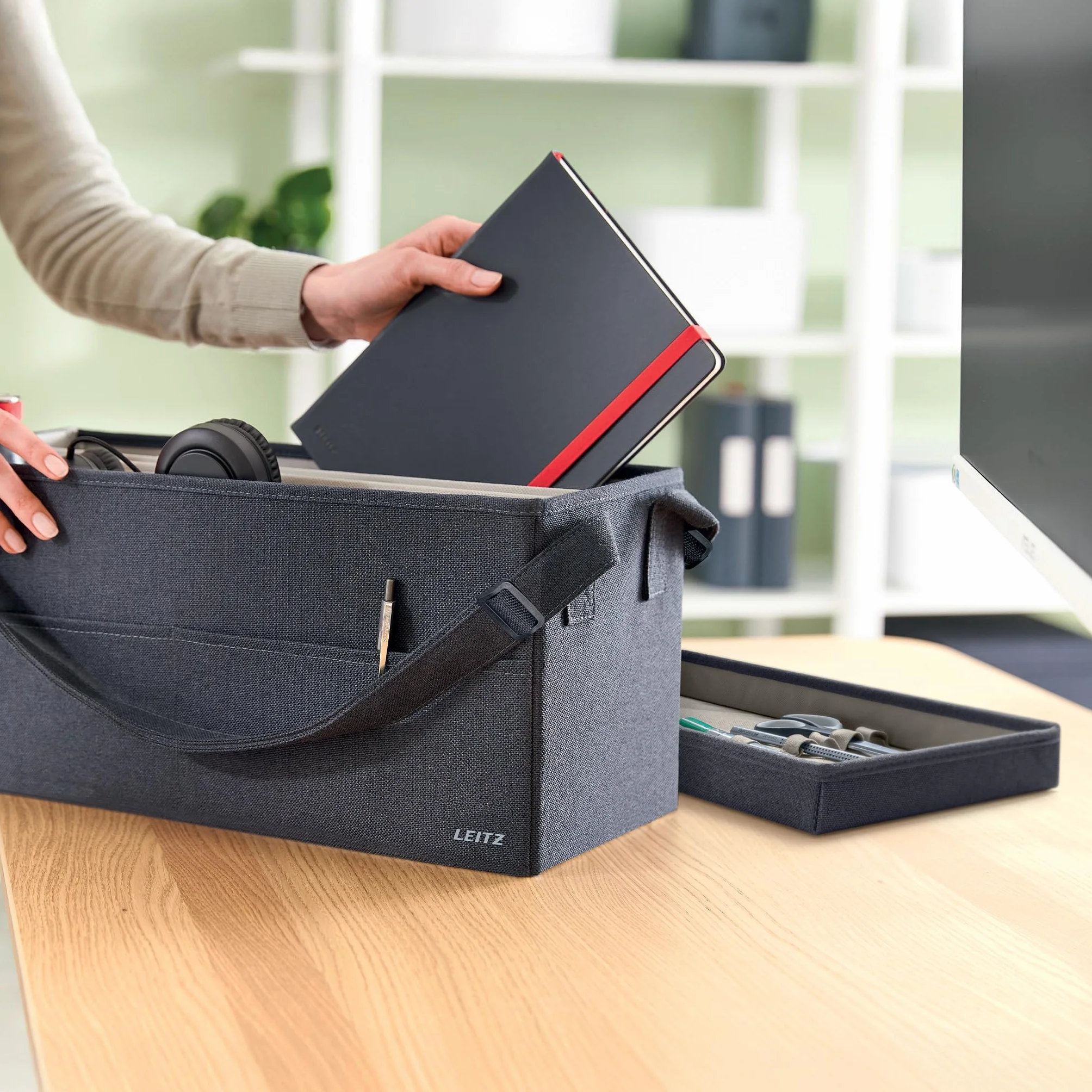 Leitz Hot Desking, Borsa da Lavoro mobile con chiusura, 3 Scomparti, Manici Regolabili, Tracolla, Targhetta Portanome, Ottima per scrivania condivisa per Laptop fino a 16" e accessori, Grigio Velluto