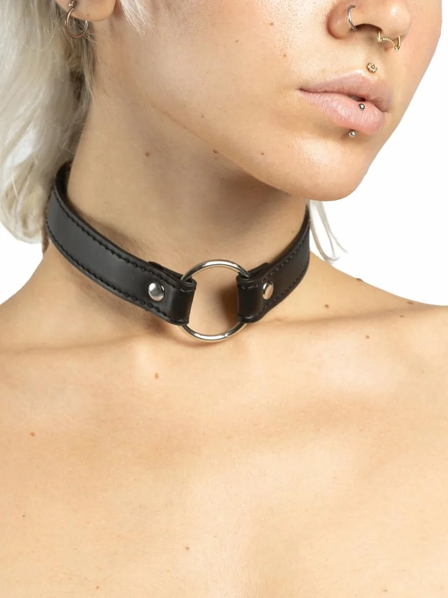 BONDAGERIE® Collare in ecopelle regolabile con anellino