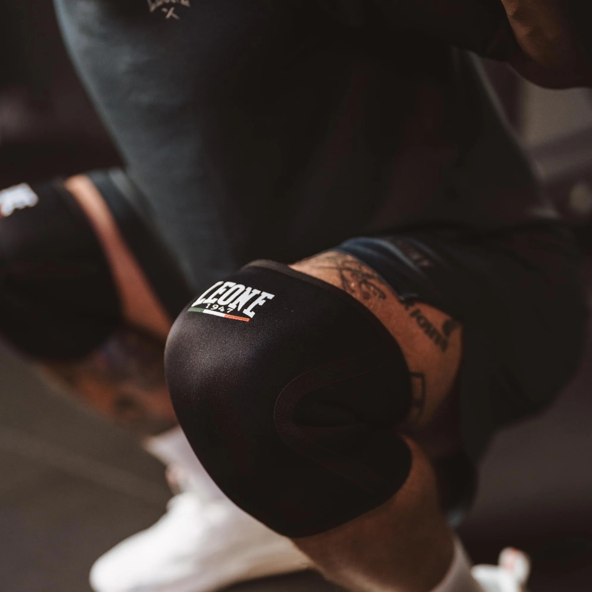 LEONE 1947 LIFTER Ginocchiera Compression Supporto Ginocchio Unisex Adulto Stabilità Comfort Training AC803