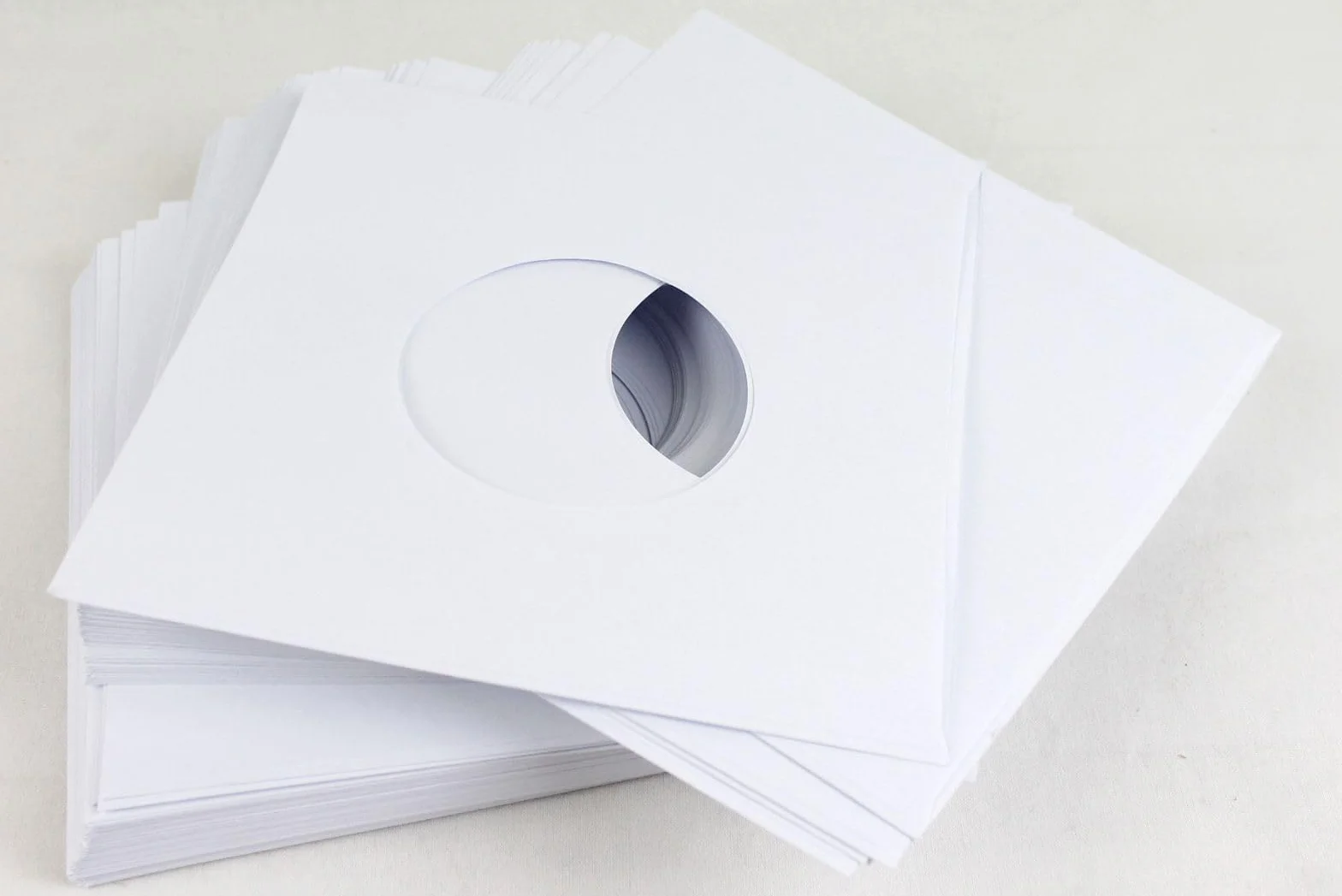 MC DAISON 100 BUSTE COPERTINE CUSTODIE in CARTA BIANCA SPESSA 60gr/m forata per dischi 45 giri rpm 7" per vinile diametro 18 cm
