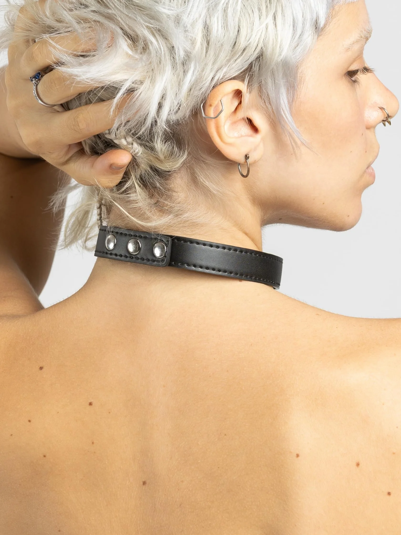 BONDAGERIE Collarino Choker Borchiato con Anello Regolabile