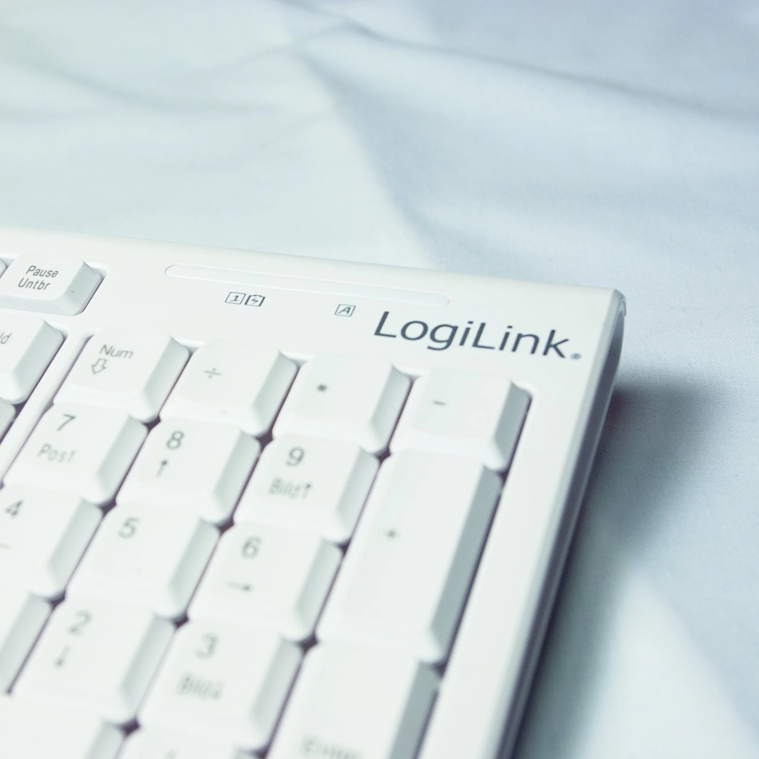 LogiLink ID0104W - Set tastiera/mouse wireless, 2,4 GHz, tastiera 103 tasti (+13 tasti di scelta rapida) - mouse (sensore ottico) con 3 pulsanti, connessione auto, bianco