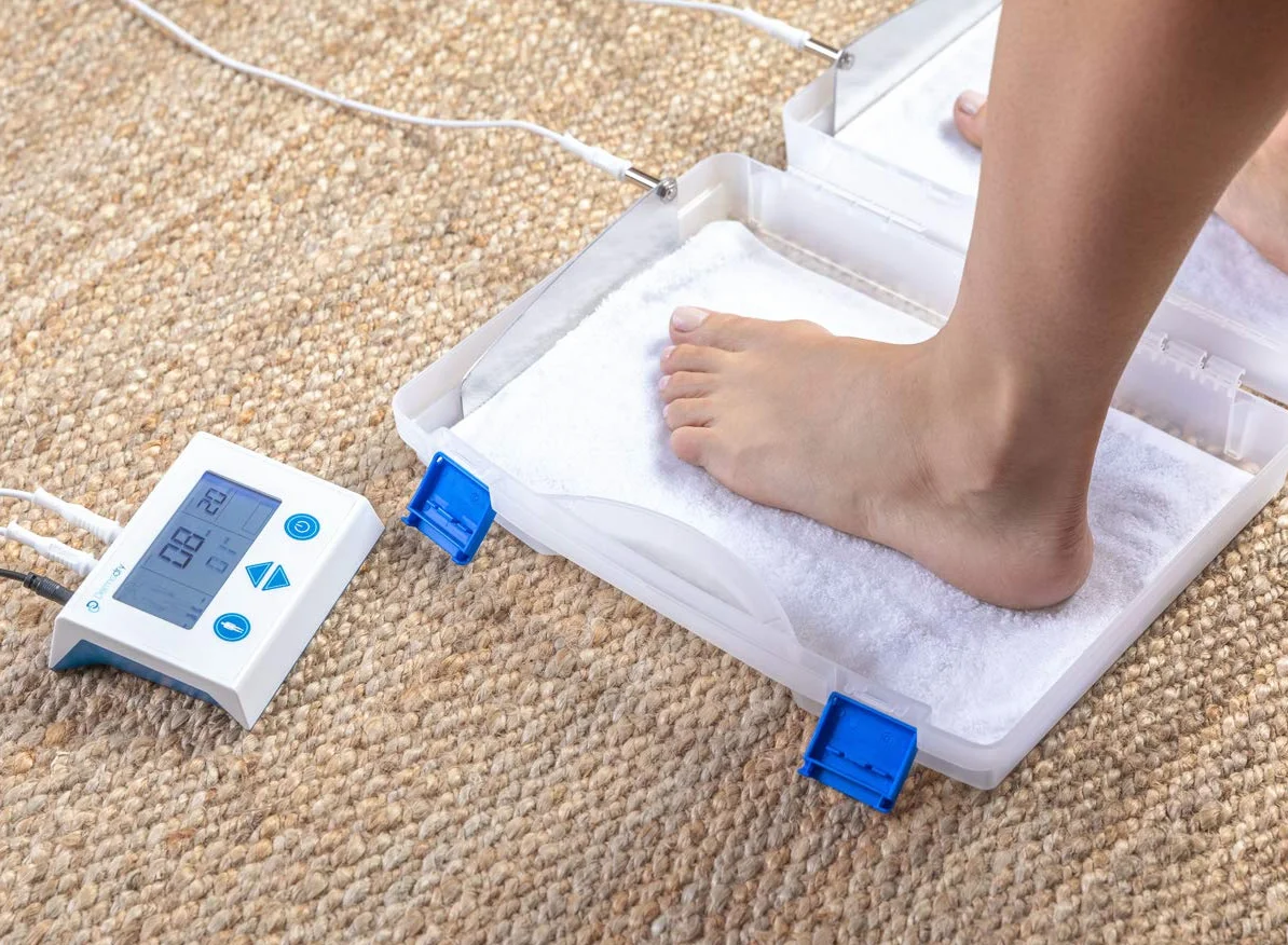 Dermadry Total Macchina per ionoforesi - Trattamento iperidrosi mani piedi ascelle - Controllo sudore FDA