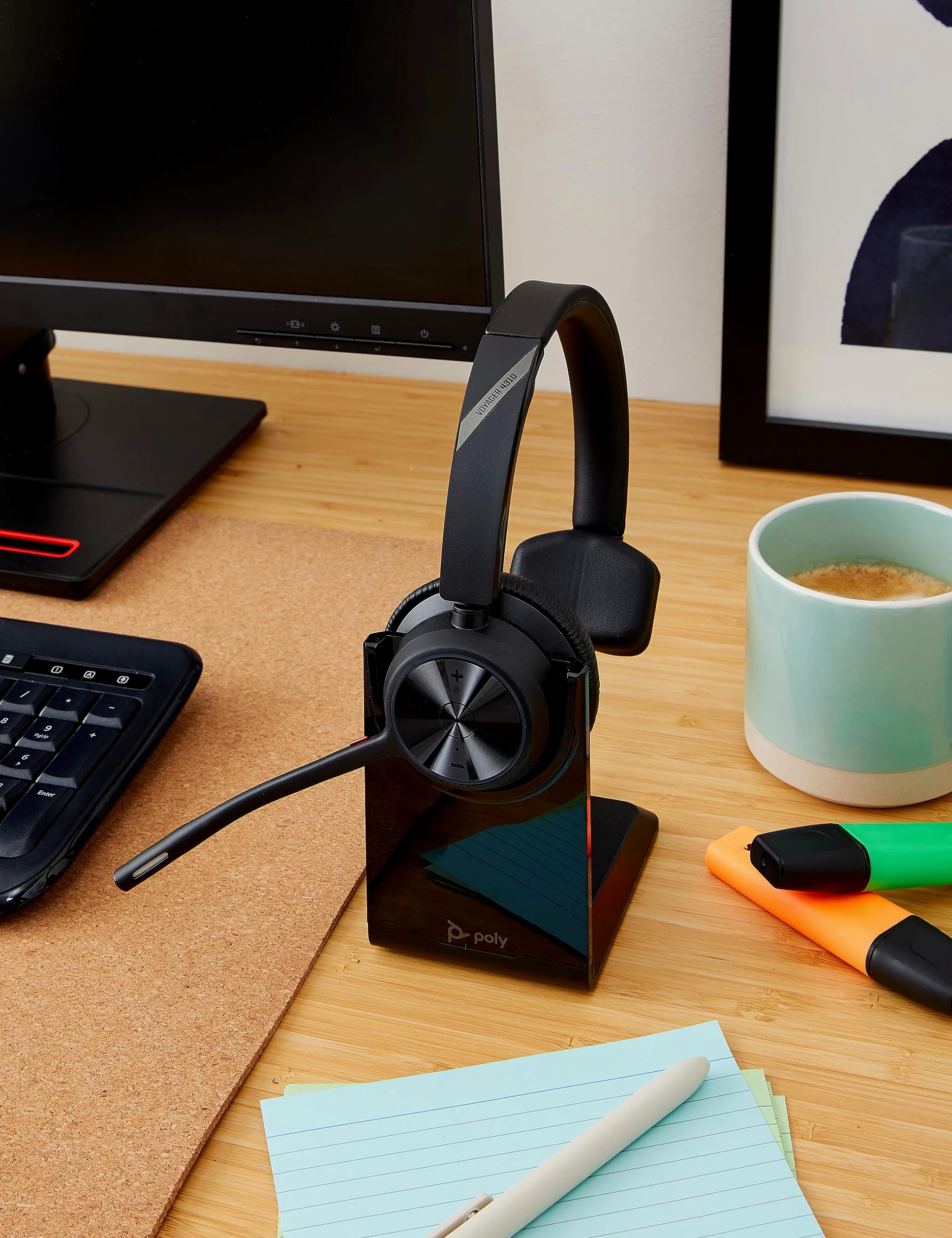 Poly - Cuffia wireless Voyager 4310 UC con supporto di ricarica (Plantronics), cuffia monoauricolare, si collega al PC con adattatore Bluetooth USB-A e ai telefoni cellulari tramite Bluetooth