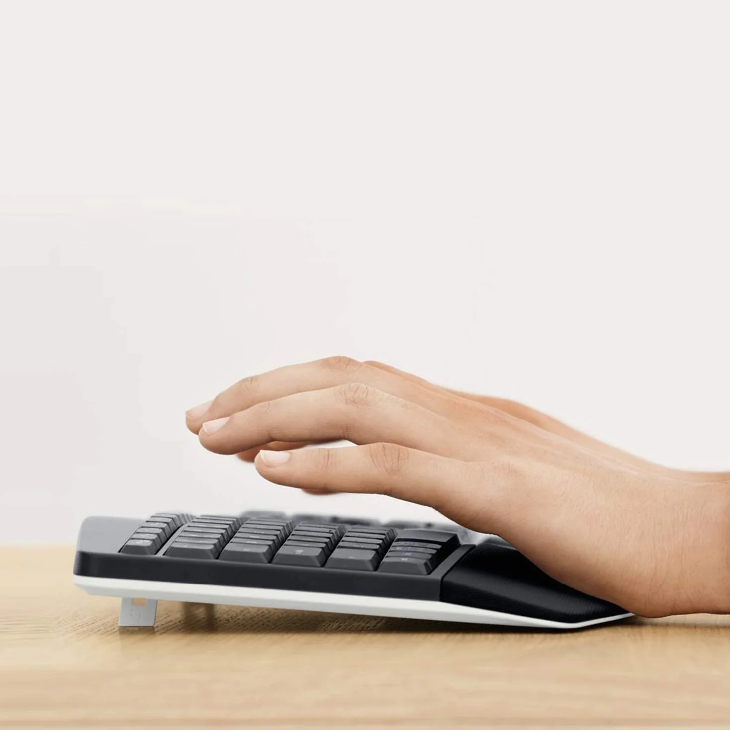 Logitech MK850 Kit Tastiera e Mouse Wireless Multidispositivo, Wireless e Bluetooth 2,4 GHz, 12 ‎Tasti Programmabili, Durata Batteria di 3 Anni, PC/Mac, Layout Italiano QWERTY ‎- Nero