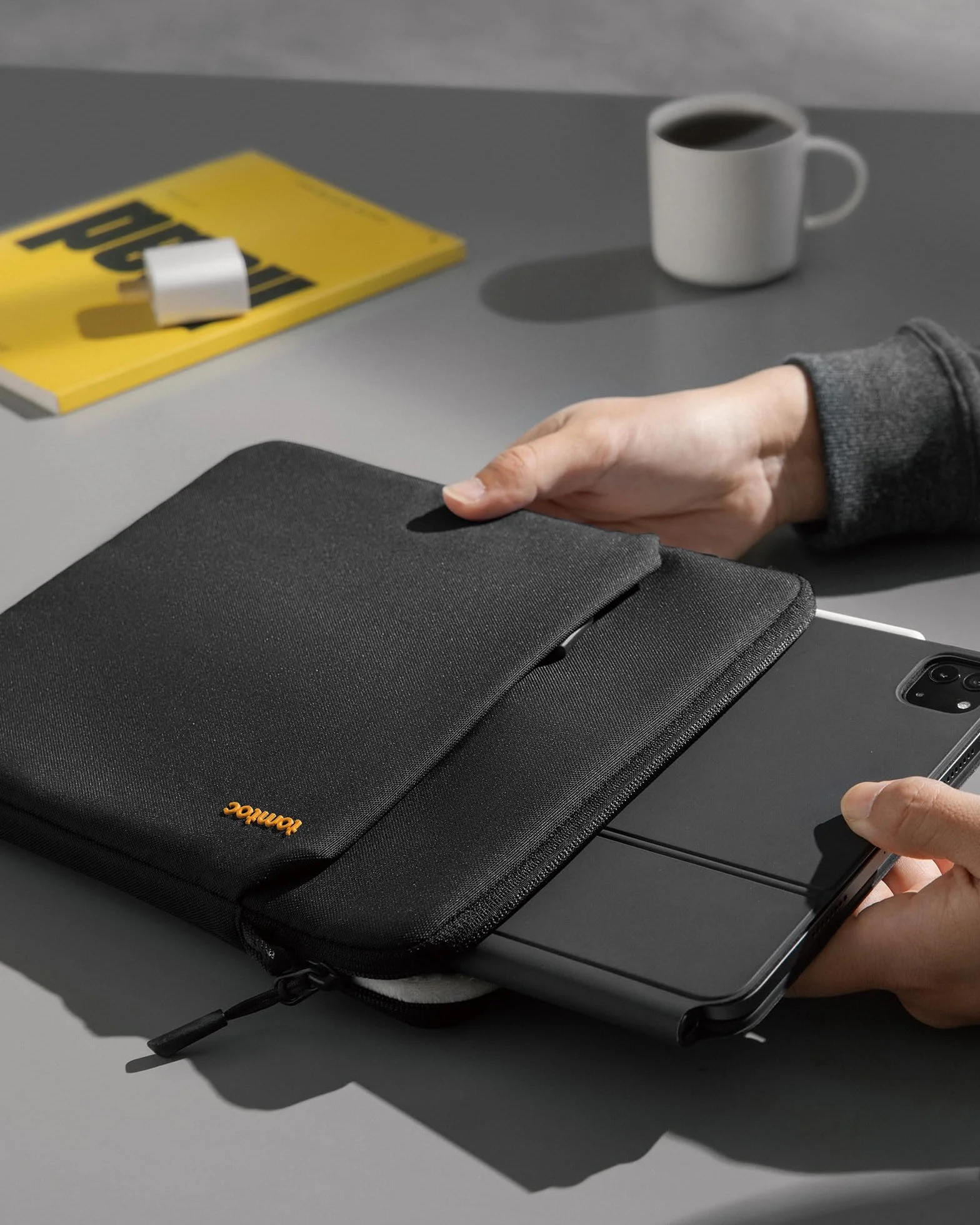tomtoc Slim Borsa a tracolla per 13 Pollici iPad Pro M4 2024 & iPad Air M3/M2 2025-2024, 12,9'' iPad Pro 6/5/4 M2&M1, Tessuto Ecologico, Misura per iPad Pro con Magic Keyboard e Smart Keyboard Folio