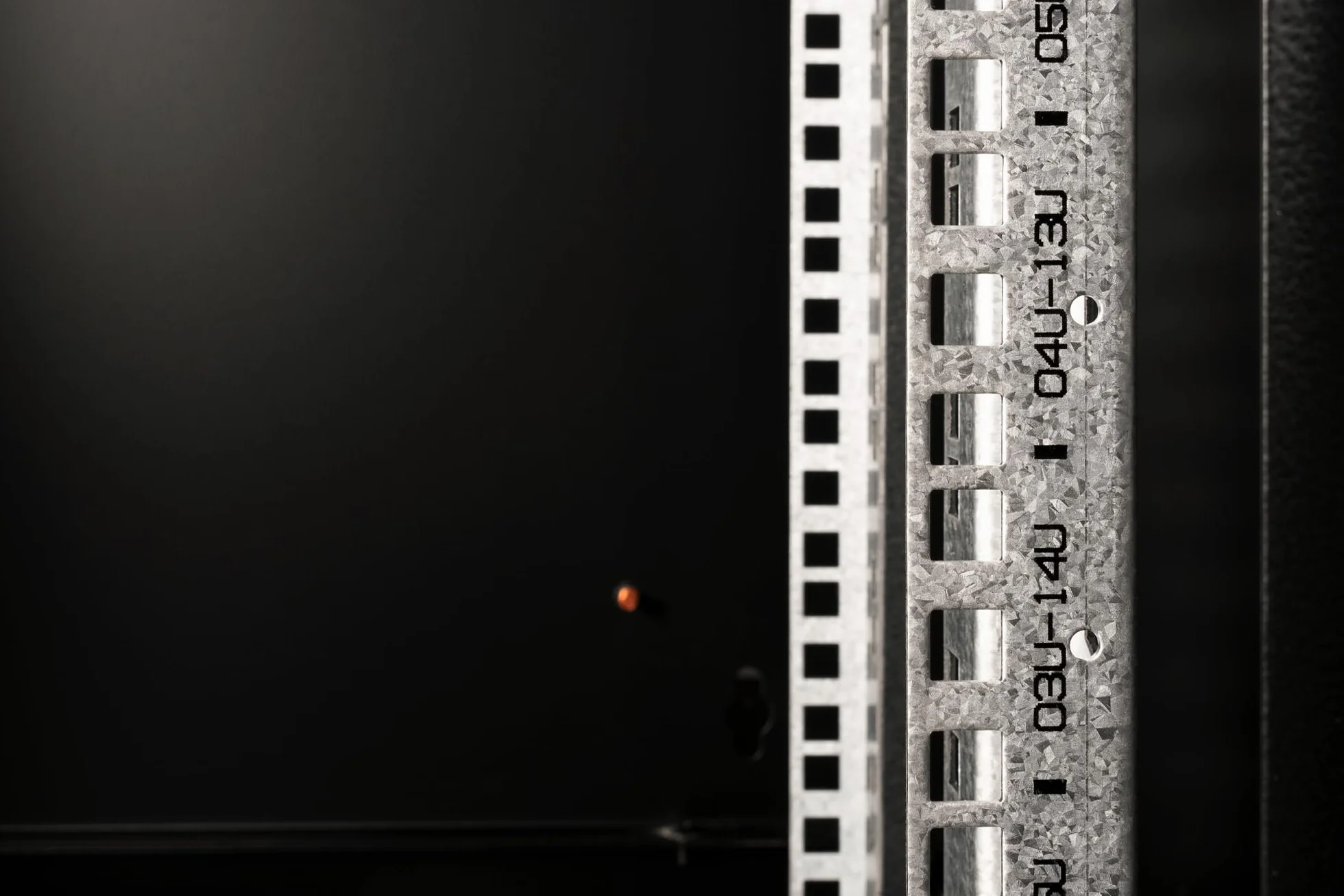 DIGITUS Armadio di rete – Rack da 19 pollici – 16U – 600 mm x 450 mm (LxP) – Profondità utile 370 mm – Montaggio a parete – Portata 100 kg – Porta in vetro di sicurezza – IP20 – Serie Unique – Nero