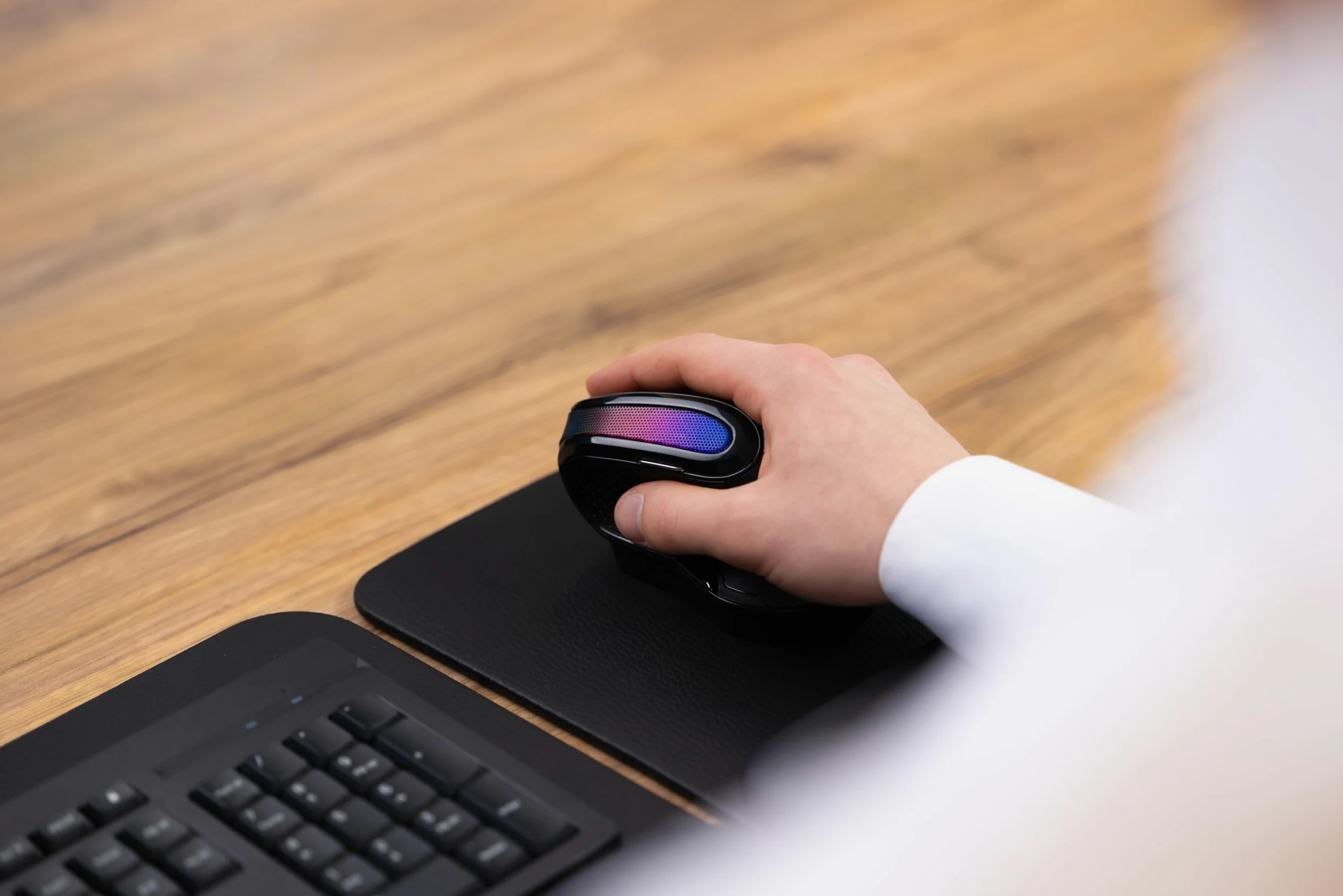 Mouse ergonomico – senza fili verticale 2,4 GHz – Adatto per mani grandi – inclinazione 20 – poggiapolsi – striscia LED – USB A Dongle & USB-C cavo di ricarica incluso