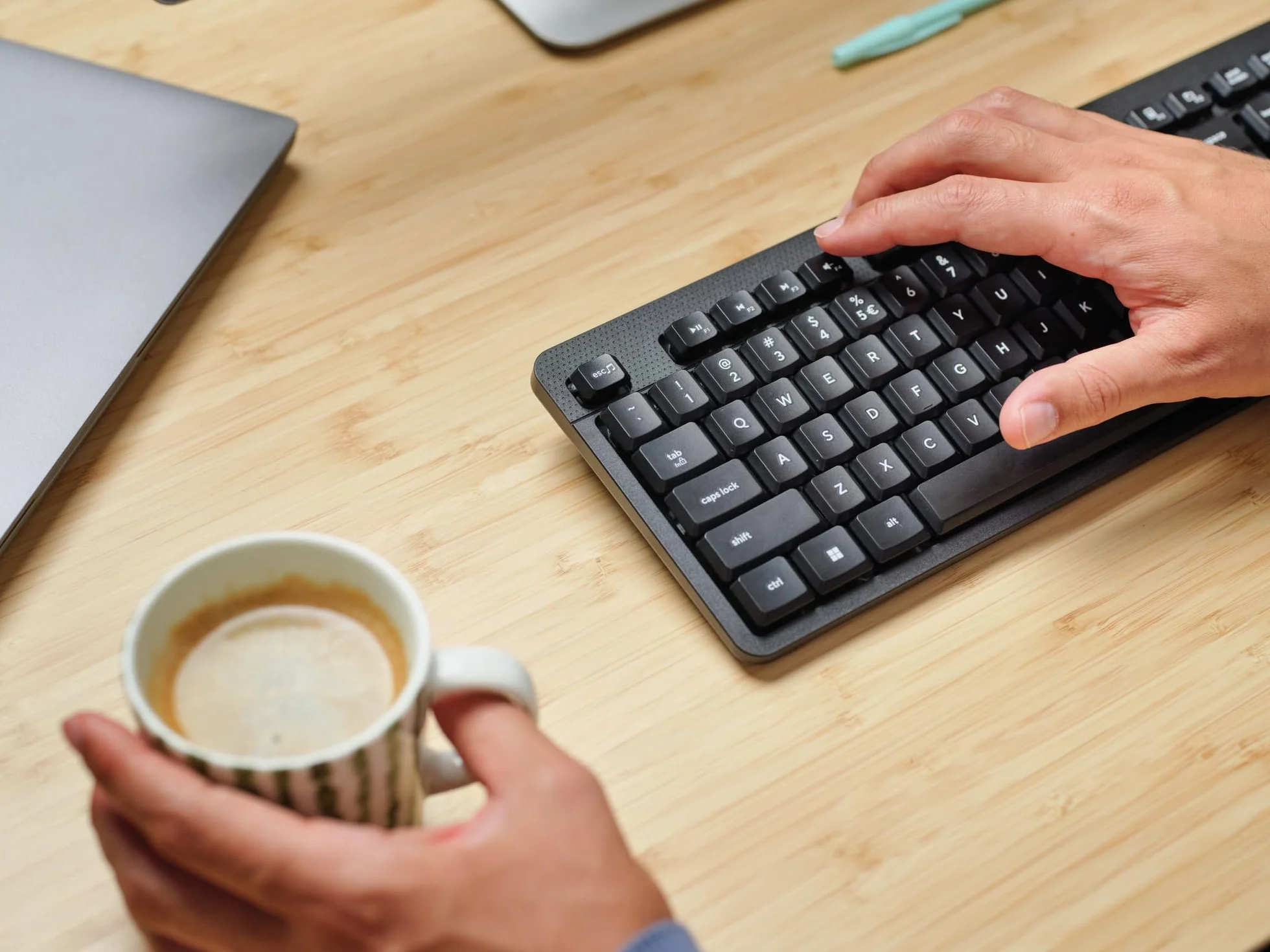 Trust Ymo II Set Tastiera e Mouse Wireless Silenziosi Italiano QWERTY, Tasti a Profilo Ribassato, Resistente agli Sversamenti, Unico Ricevitore USB, Nero