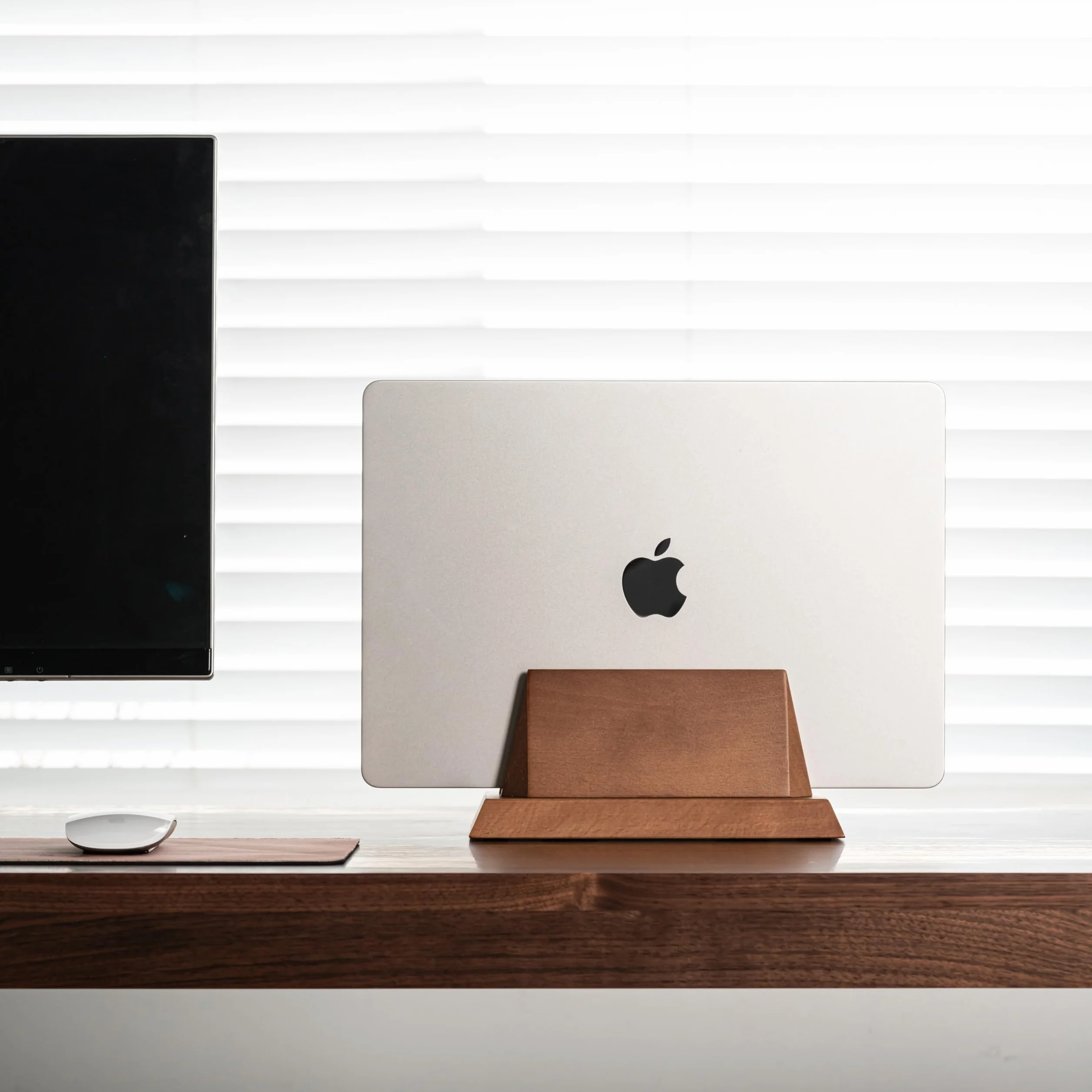 Supporto verticale regolabile per computer portatile, compatibile con tutti i computer portatili, supporto per MacBook in legno massello, supporto per iPad in legno, regolabile manualmente