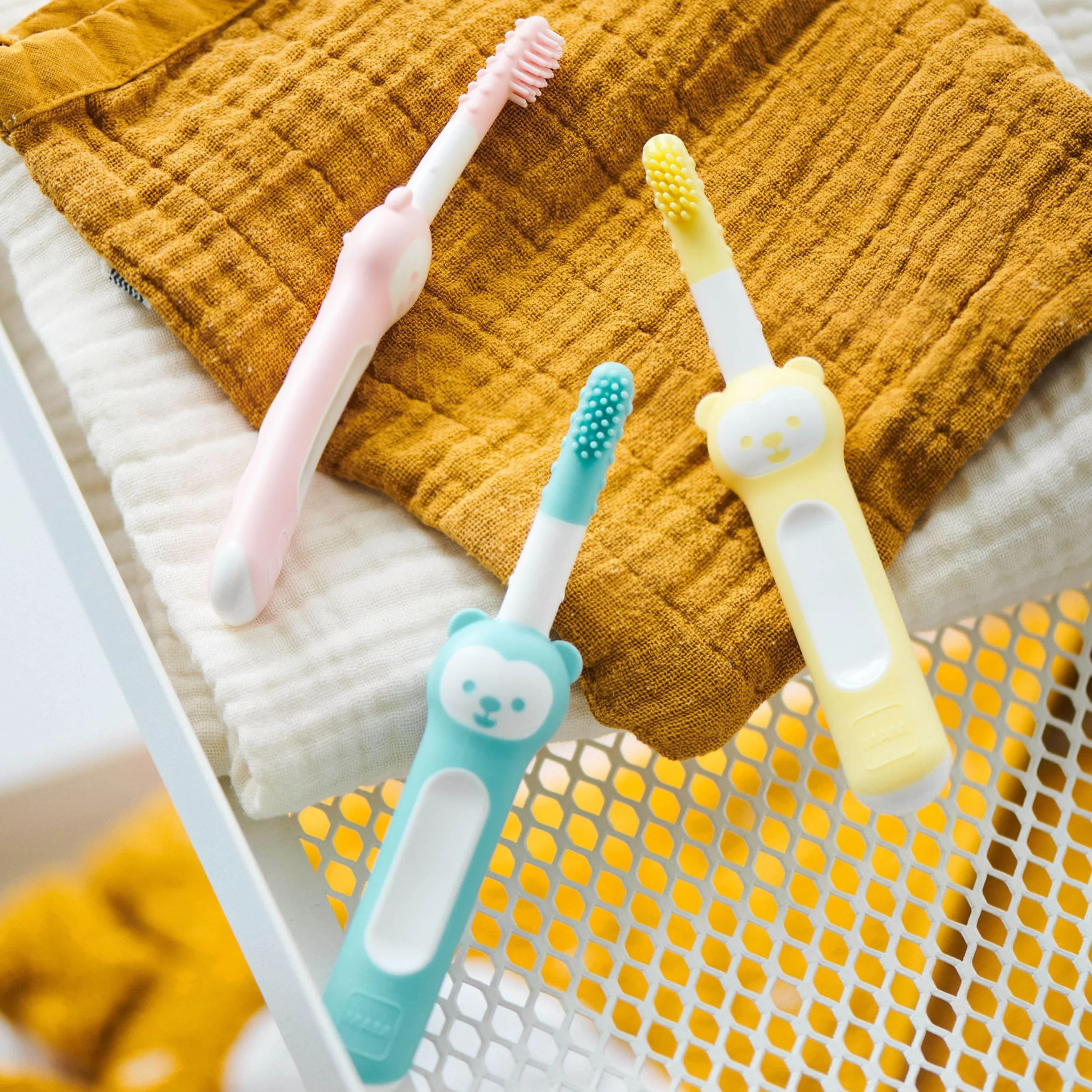 MAM Massaging Brush, Spazzolino Denti Bambini 3+ Mesi Setole Morbide, Neonato Accessori Anello Sicurezza Gola, Massaggia Gengive Antiscivolo Ergonomico, Azzurro