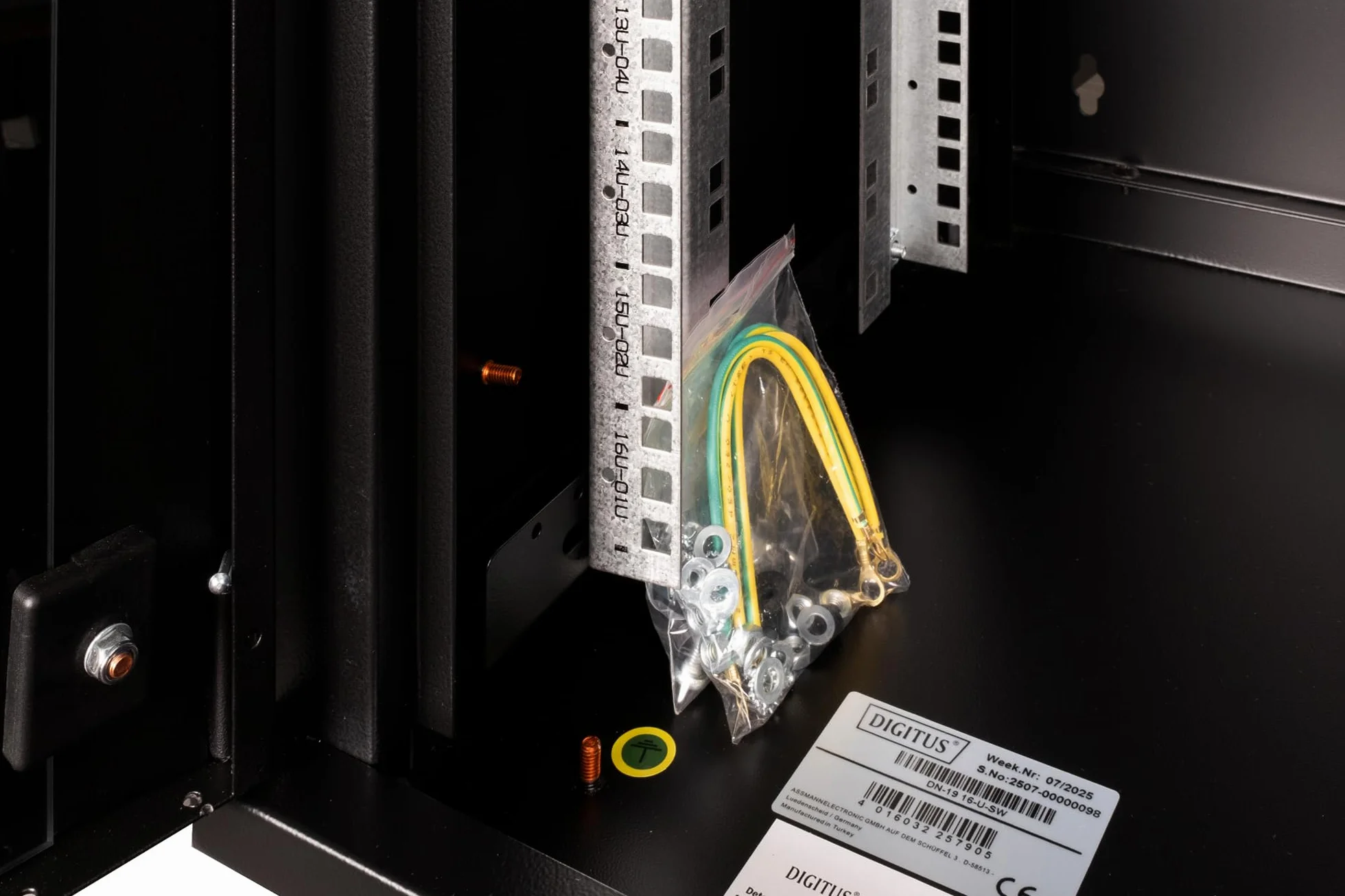 DIGITUS Armadio di rete – Rack da 19 pollici – 16U – 600 mm x 450 mm (LxP) – Profondità utile 370 mm – Montaggio a parete – Portata 100 kg – Porta in vetro di sicurezza – IP20 – Serie Unique – Nero