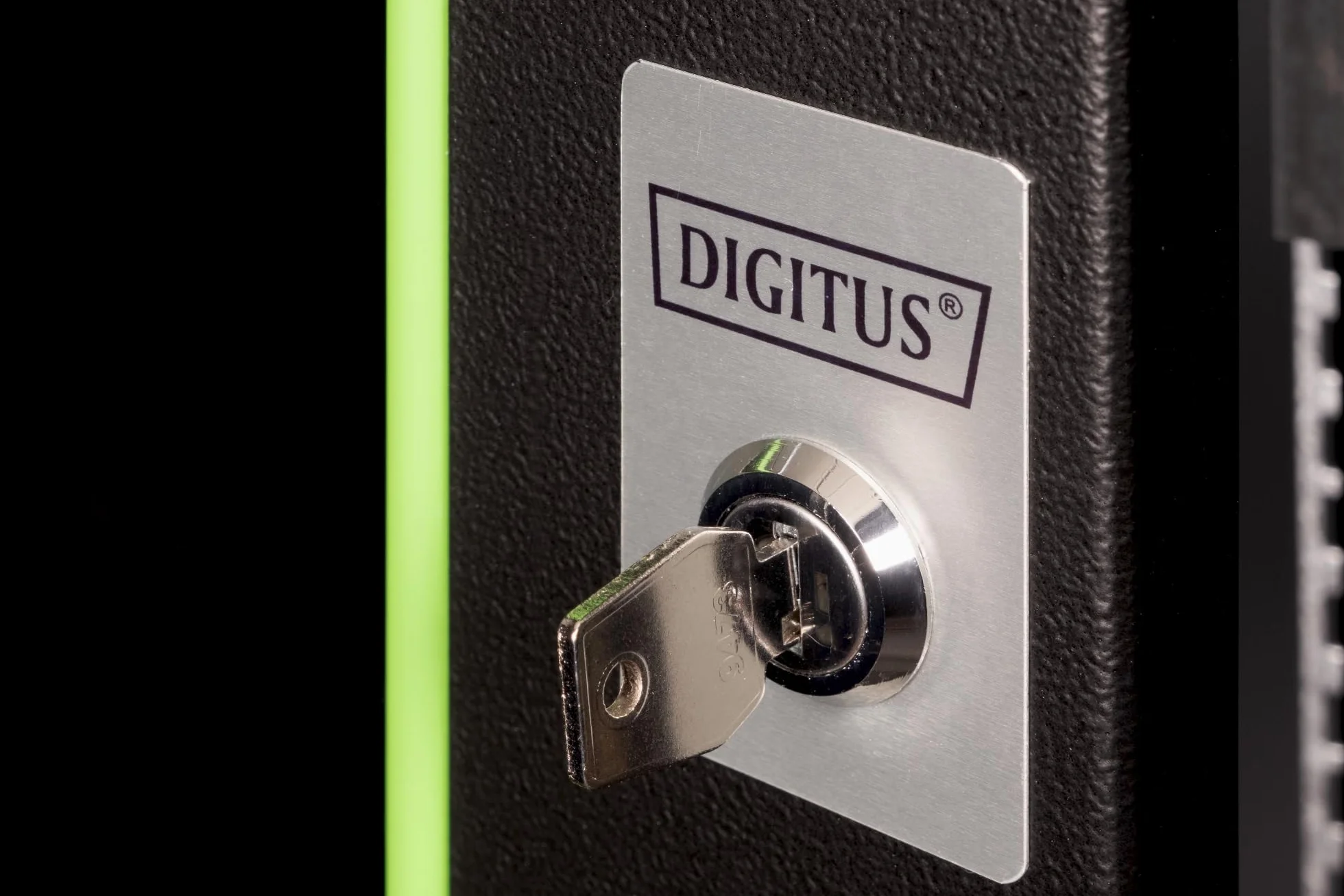 DIGITUS Armadio di rete – Rack da 19 pollici – 16U – 600 mm x 450 mm (LxP) – Profondità utile 370 mm – Montaggio a parete – Portata 100 kg – Porta in vetro di sicurezza – IP20 – Serie Unique – Nero