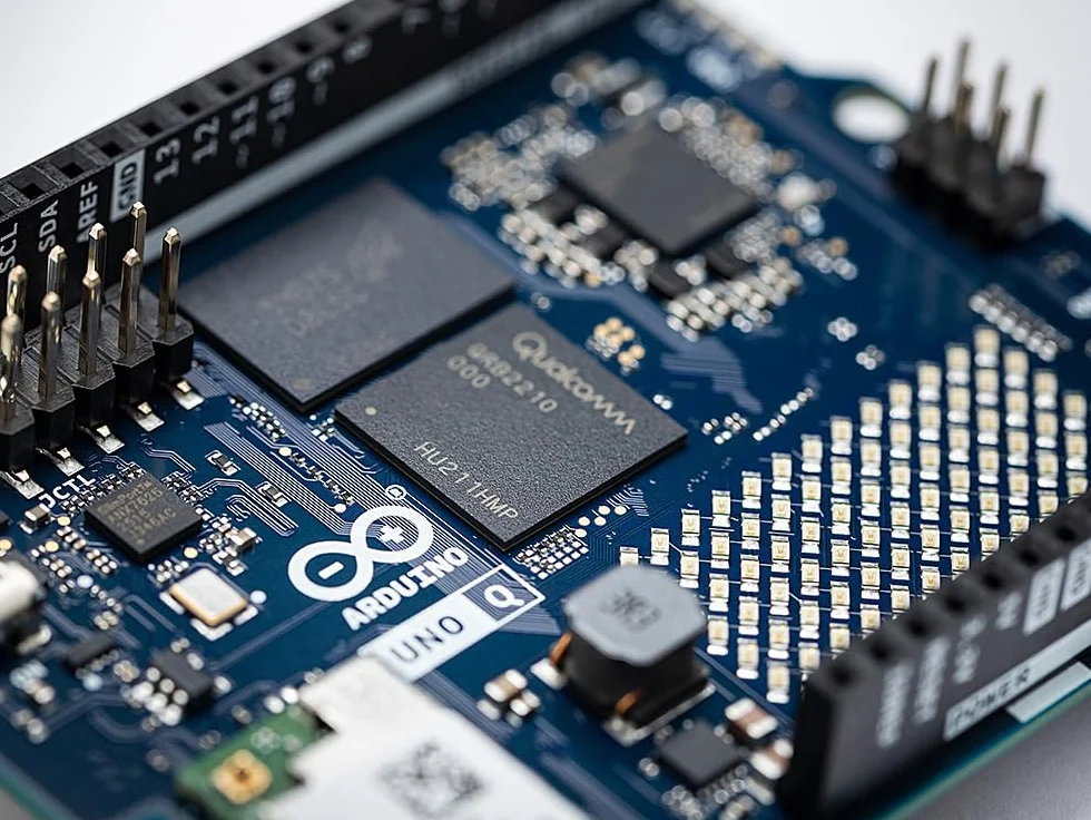 Arduino UNO Q Qualcomm Dragonwing QRB2210 STM32U585 AI Vision Voice IoT Robotica Linux Debian OS Wi-Fi 5 USB-C