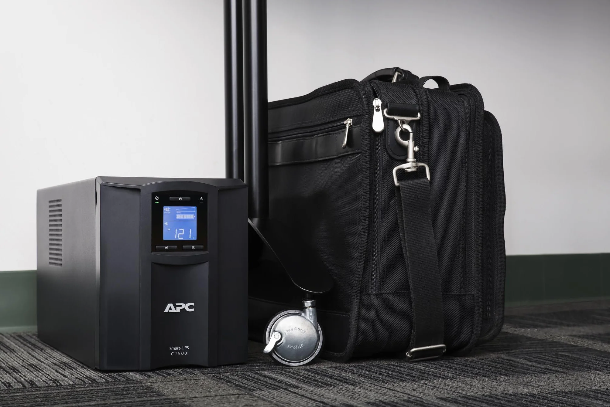 APC Smart-UPS SMC SmartConnect - SMC1500IC - Gruppo di Continuità (UPS) 1.500VA (Connesso al Cloud, 8 Uscite IEC-C13)