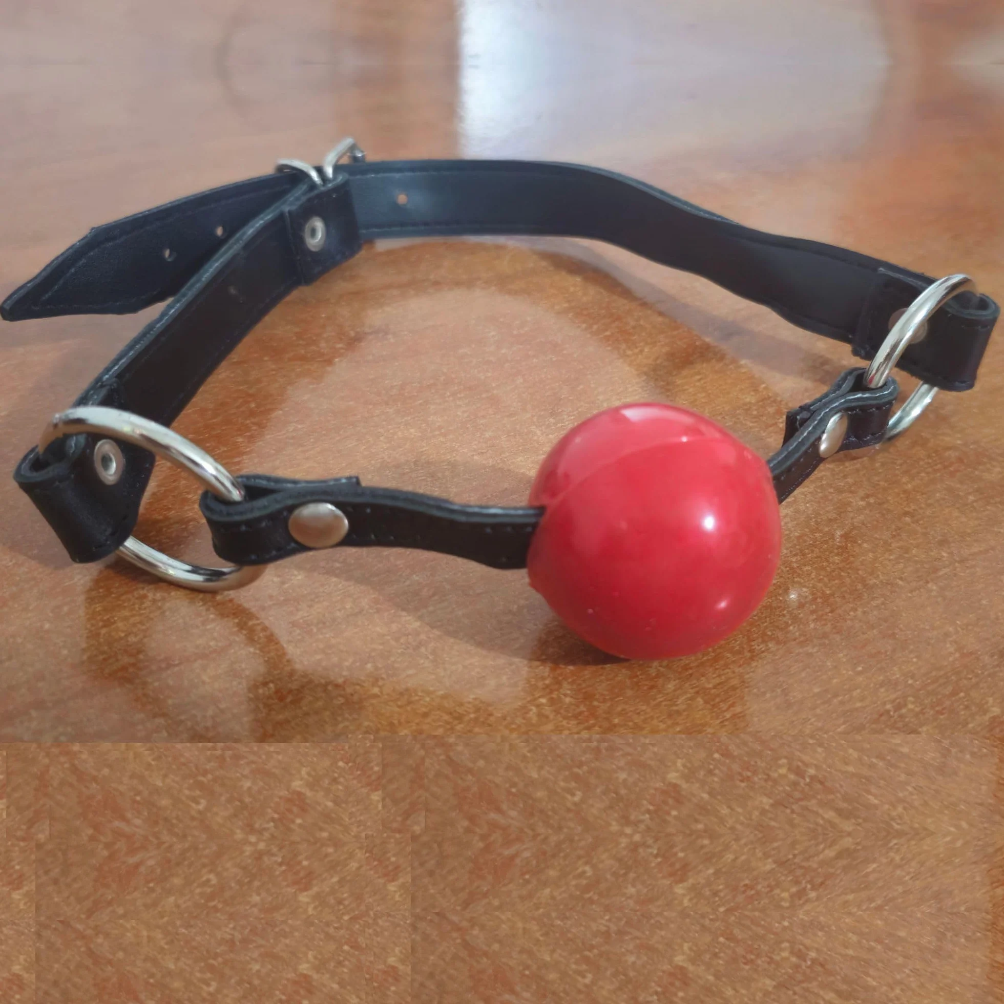 Ball Gag in Pelle Nero con Sfera Rossa Accessorio Bondage