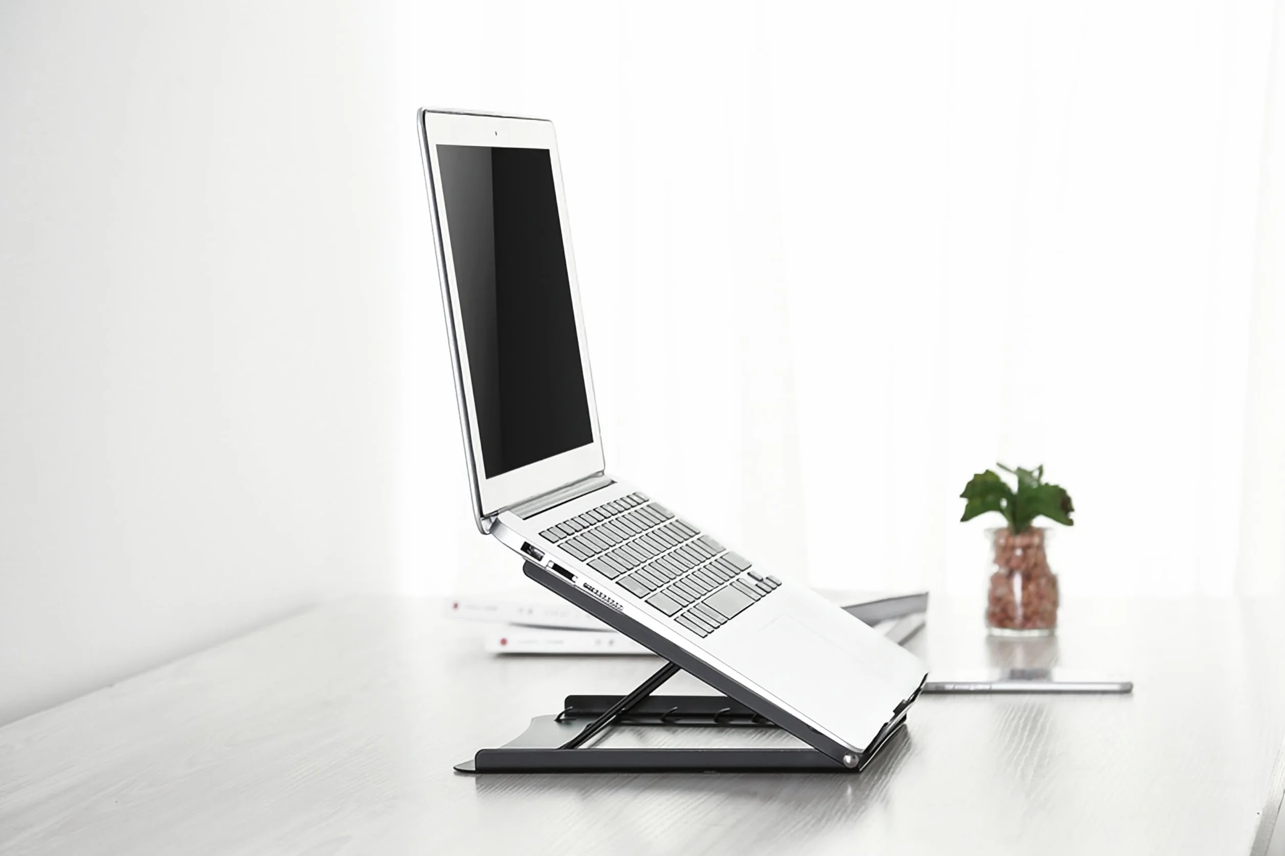 DIGITUS Supporto per notebook - Regolabile in 5 posizioni - Per laptop da 10" a 15" - Acciaio resistente - Nero