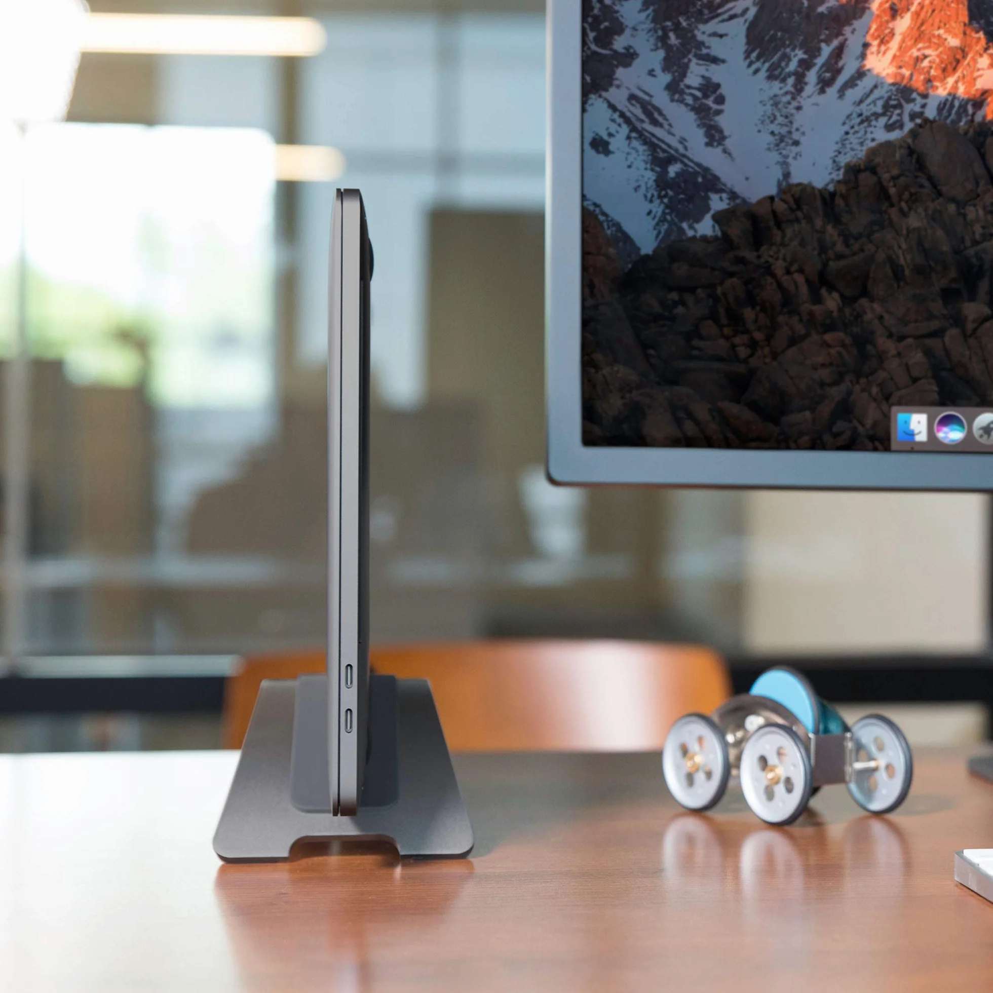 TwelveSouth BookArc per MacBook | Supporto verticale salvaspazio per notebook Apple (grigio spazio)*Versione più recente*