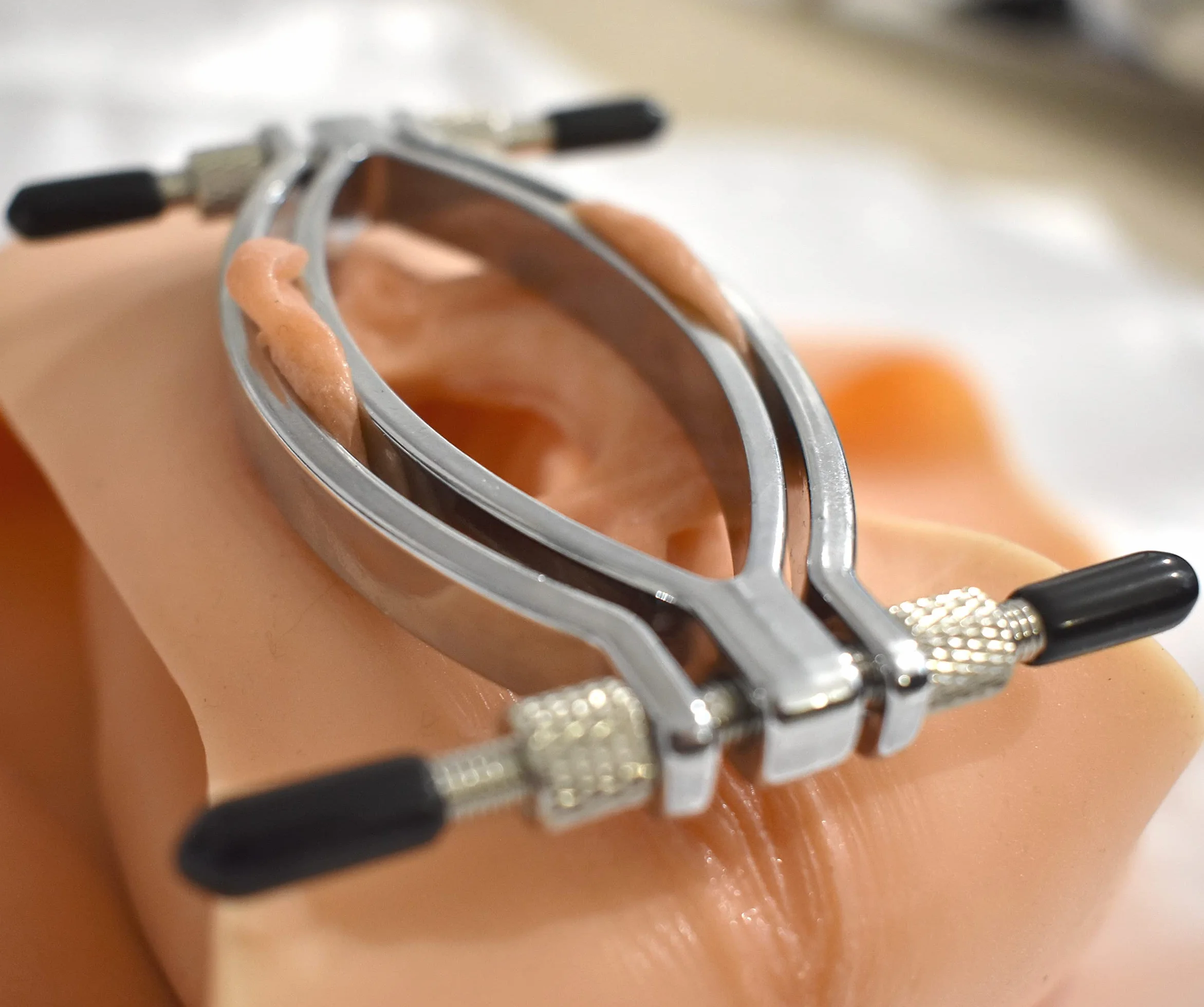 Divaricatore labbra regolabile in metallo – Pinza vaginale per donne BDSM, bordi arrotondati