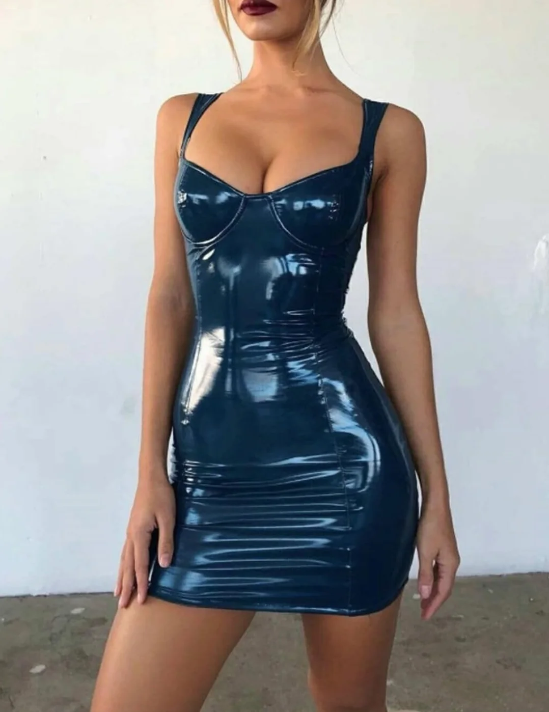 Abito da donna clubwear in pelle PU effetto bagnato spalline scoperte mini
