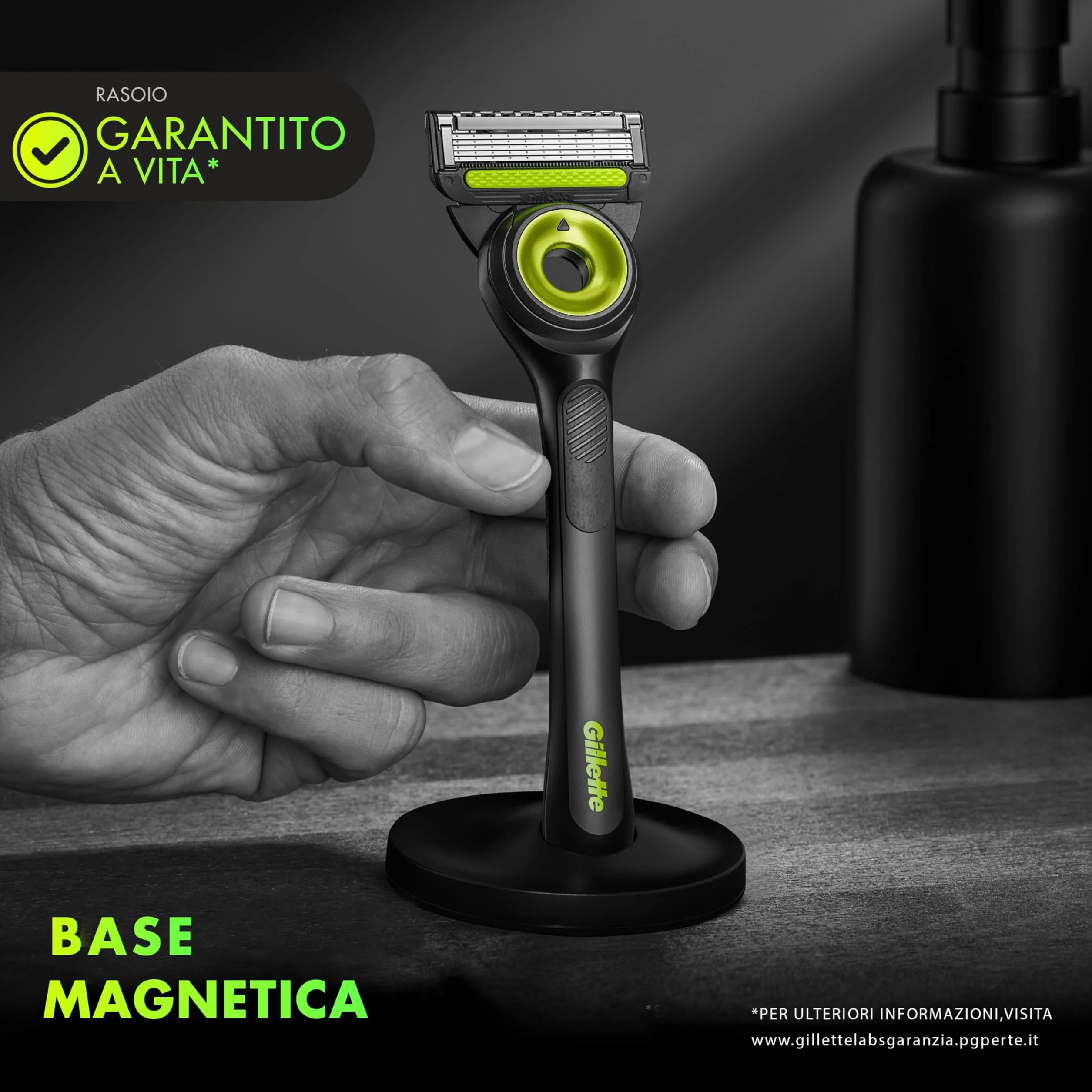 Gillette Labs Rasoio Uomo con 5 Lamette da Barba Base Magnetica Barra Elimina Impurità Nero