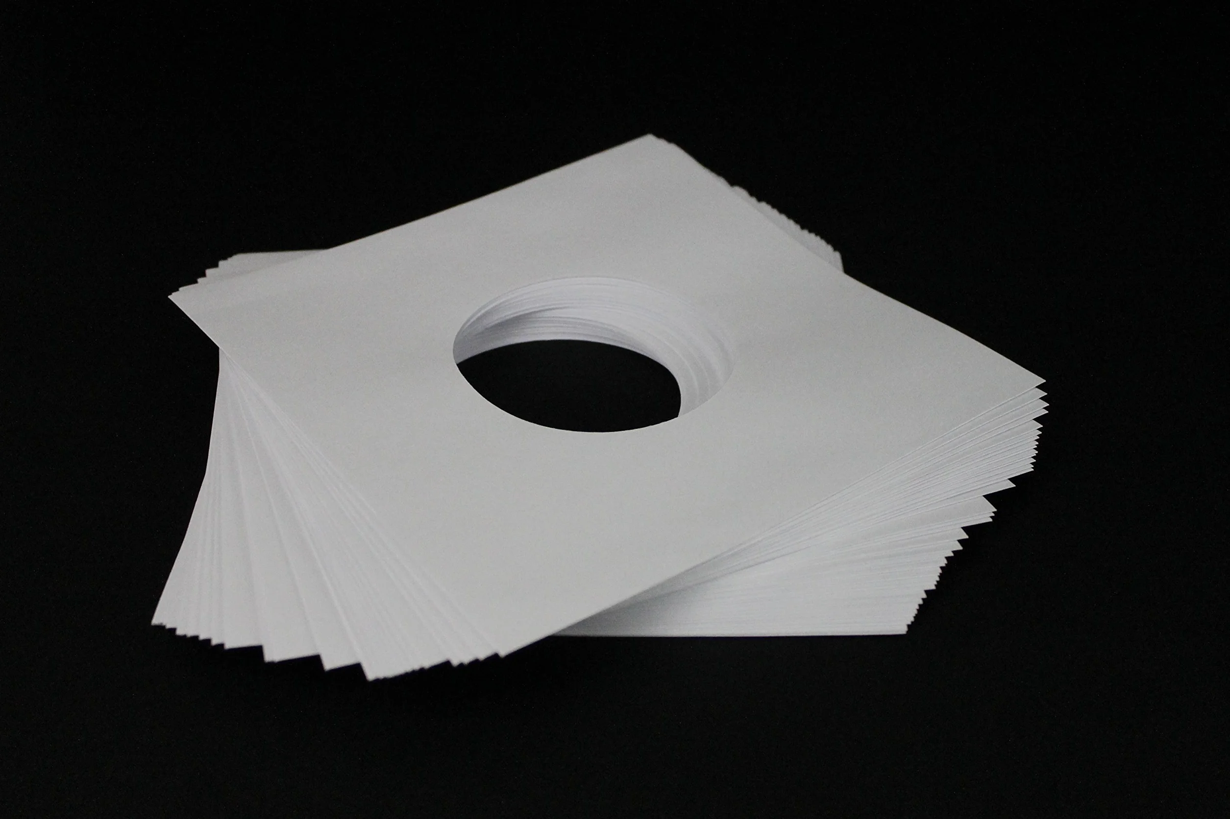 MC DAISON 100 BUSTE COPERTINE CUSTODIE in CARTA BIANCA SPESSA 60gr/m forata per dischi 45 giri rpm 7" per vinile diametro 18 cm