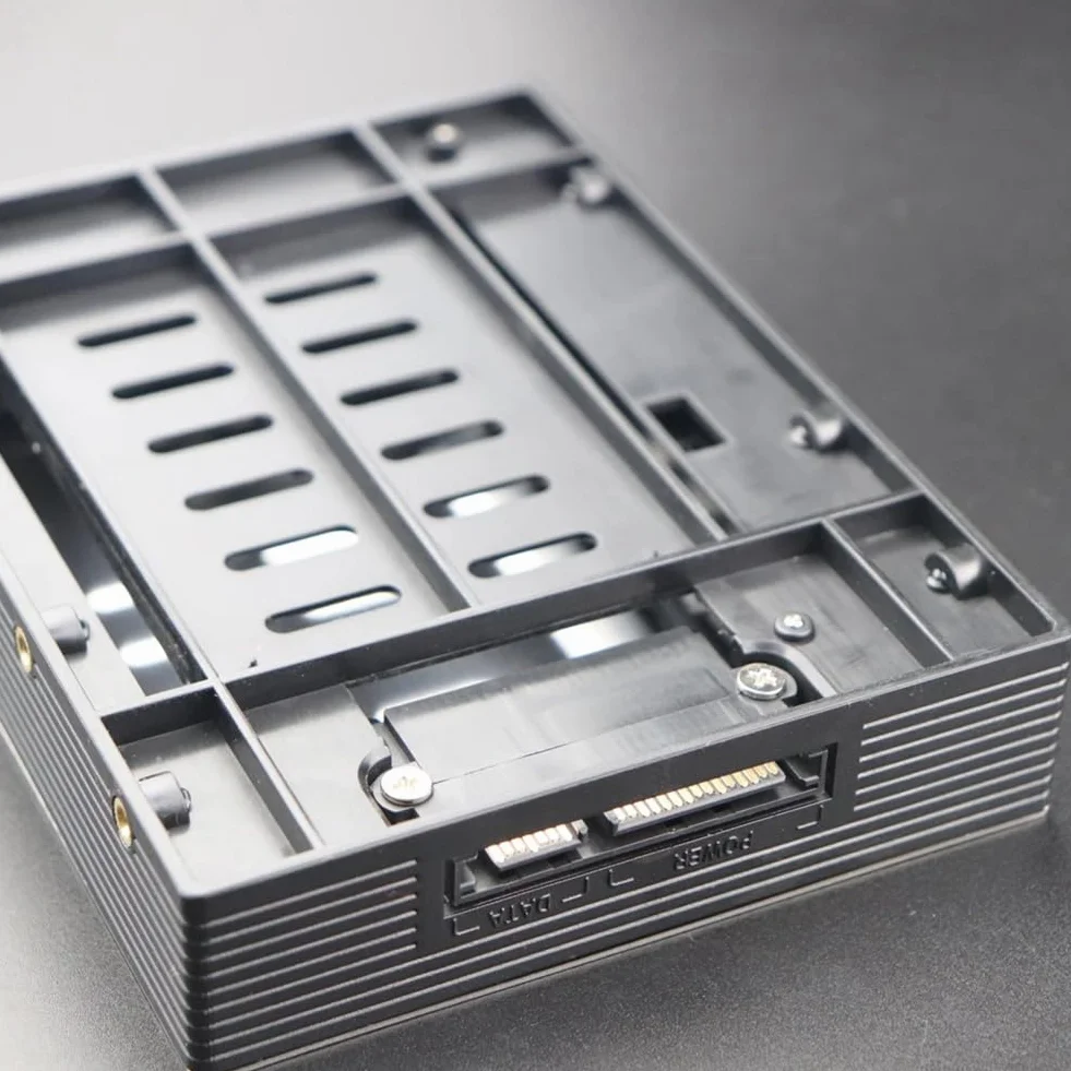 Osmond Floppy Bay interno da 2,5 pollici a 3,5 pollici SATA III 6 Gbps vassoio-less rack mobile per 2,5 pollici HDD SSD Drive Backplane, pregevole fattura