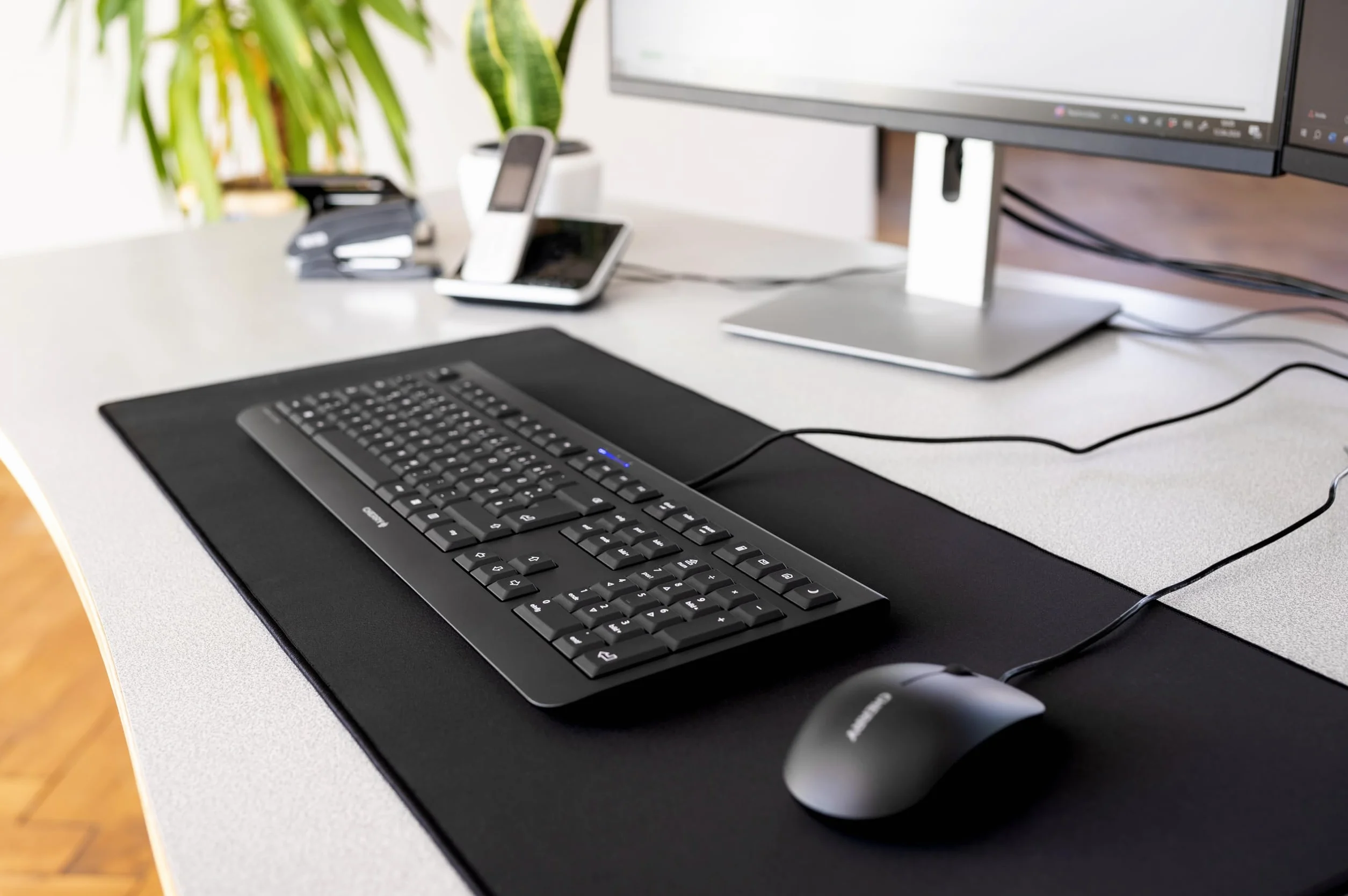 CHERRY DC 2000, Set di Tastiera e Mouse Con Fili, Layout per l'Italia (QWERTY), Plug & Play tramite 1 Porta USB, Design Piatto, Mouse Simmetrico, Nero