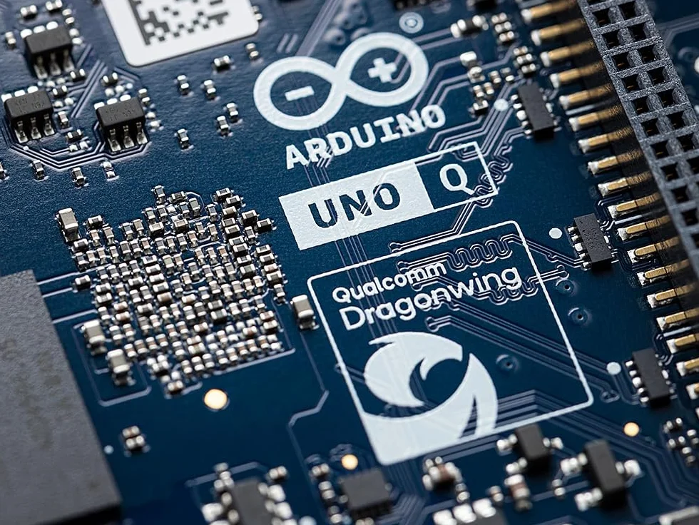 Arduino UNO Q Qualcomm Dragonwing QRB2210 STM32U585 AI Vision Voice IoT Robotica Linux Debian OS Wi-Fi 5 USB-C