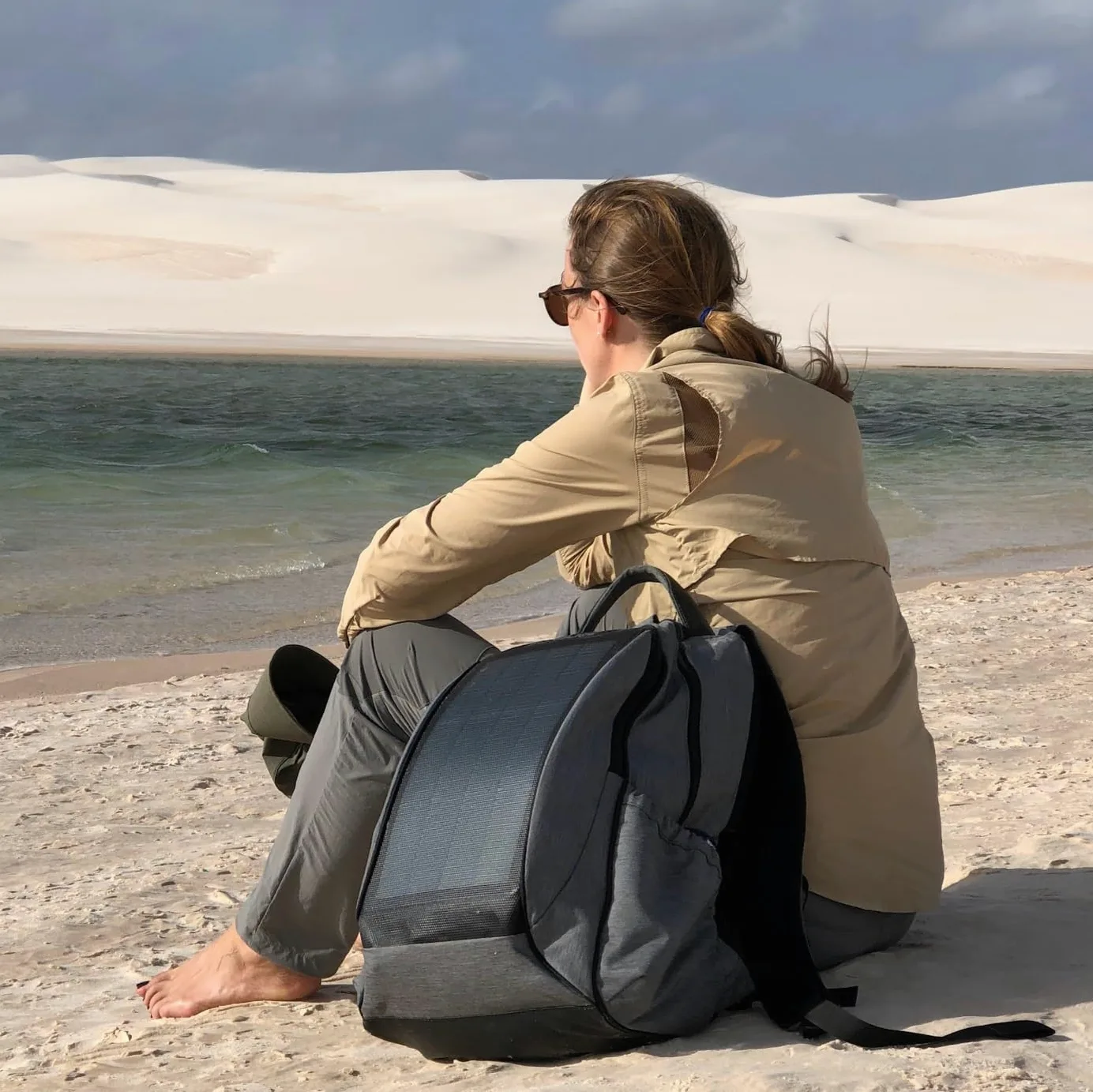 Sunslice | Zaino con pannello solare per laptop, borsa da viaggio con celle solari flessibili e potenti, resistente agli urti e ai graffi, ideale per escursioni o campeggio, grigia.