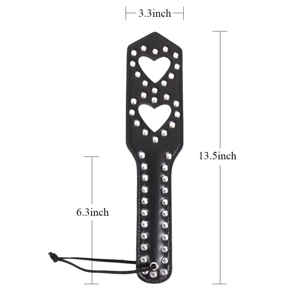 Paletta per sculacciate a cuore in ecopelle con borchie, calze a rete per adulti