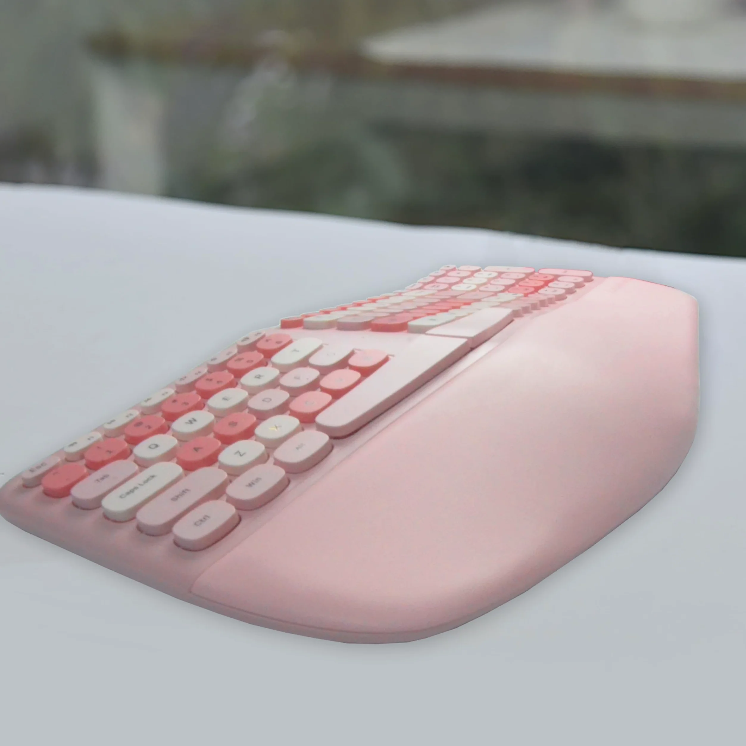 Lomiluskr Tastiera ergonomica cablata con poggiapolsi in PU, tastiera per tunnel carpale, design colorato con split ergo, comoda digitazione naturale, compatibile con PC/laptop (rosa)