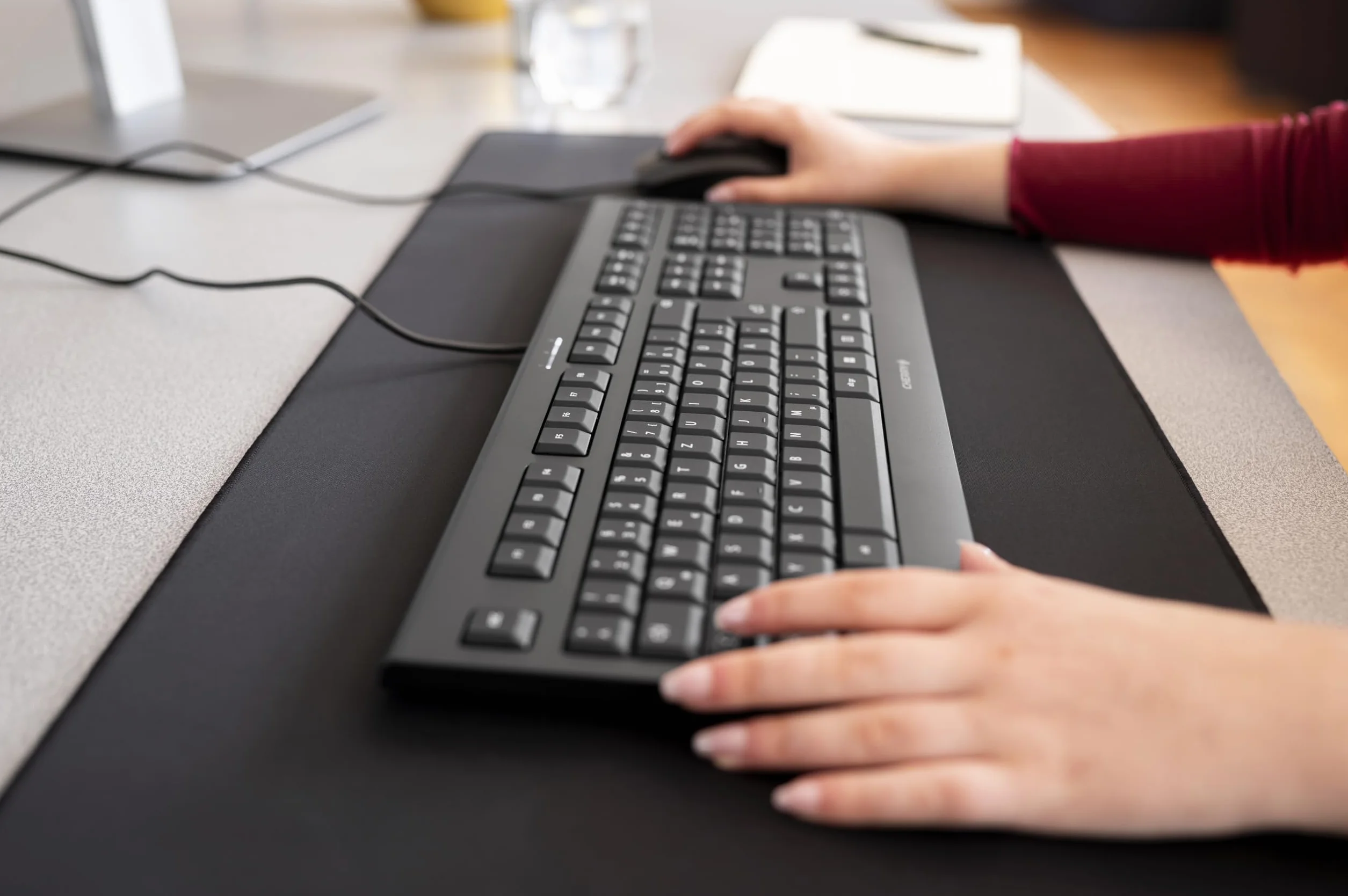 CHERRY DC 2000, Set di Tastiera e Mouse Con Fili, Layout per l'Italia (QWERTY), Plug & Play tramite 1 Porta USB, Design Piatto, Mouse Simmetrico, Nero