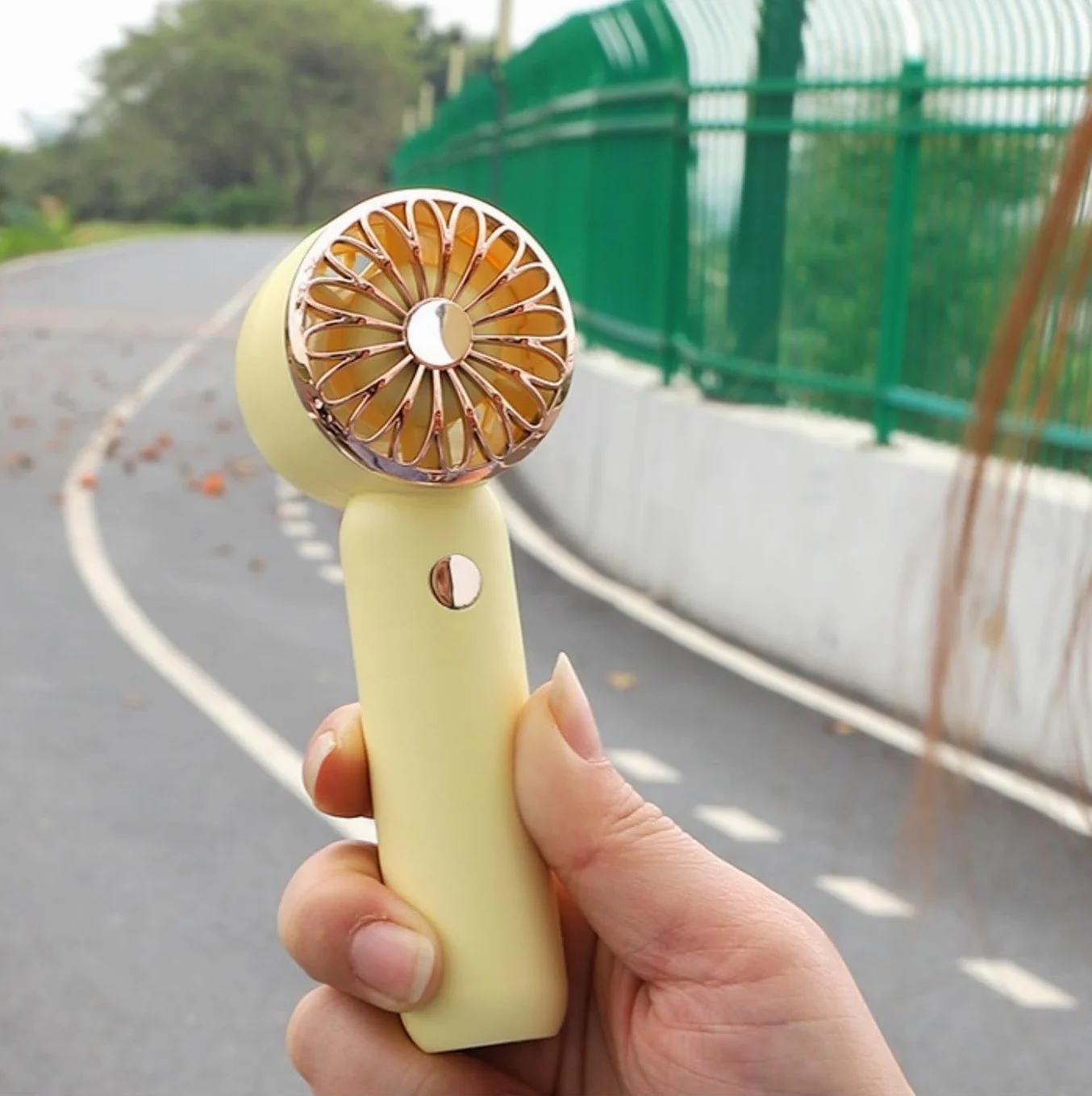 Ventilatore per Esterni Interni Ufficio Ventilatore Portatile Ventola di Raffreddamento 3 velocità del Vento USB Ricaricabile per Casa da Viaggio All'aperto(Yellow)
