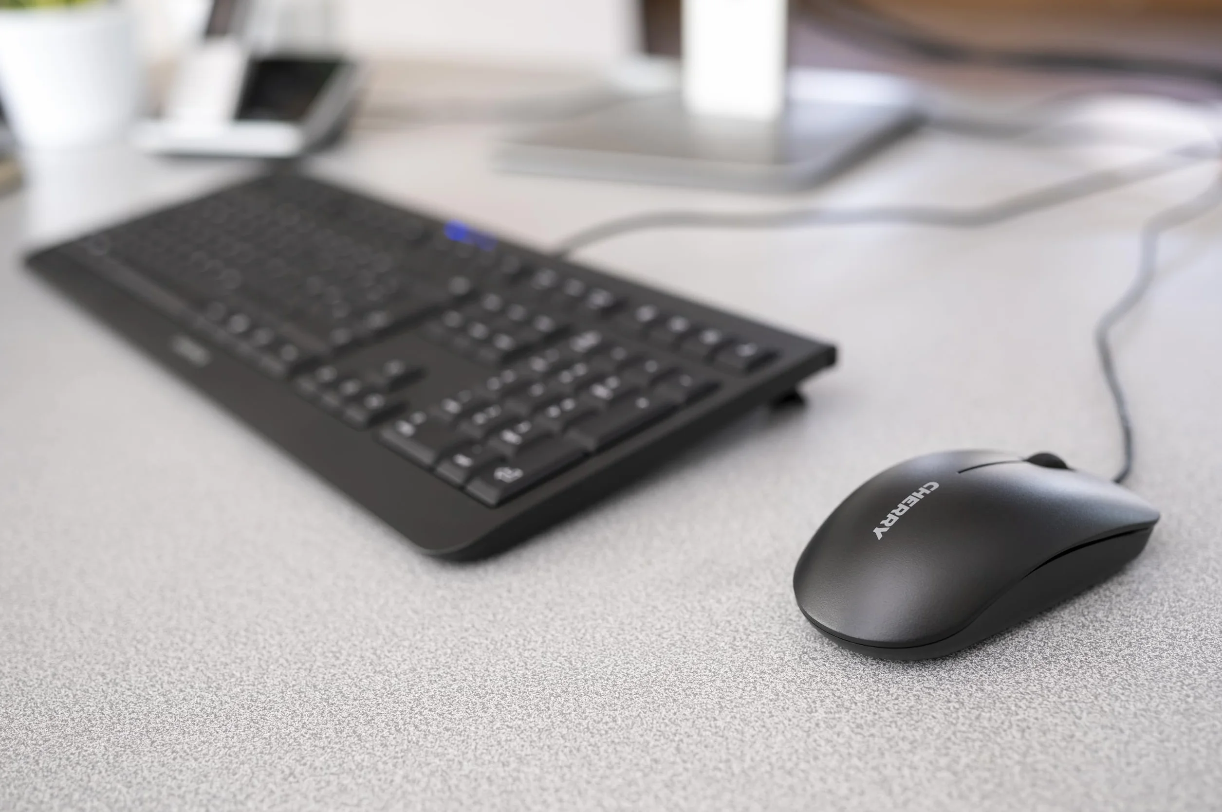 CHERRY DC 2000, Set di Tastiera e Mouse Con Fili, Layout per l'Italia (QWERTY), Plug & Play tramite 1 Porta USB, Design Piatto, Mouse Simmetrico, Nero