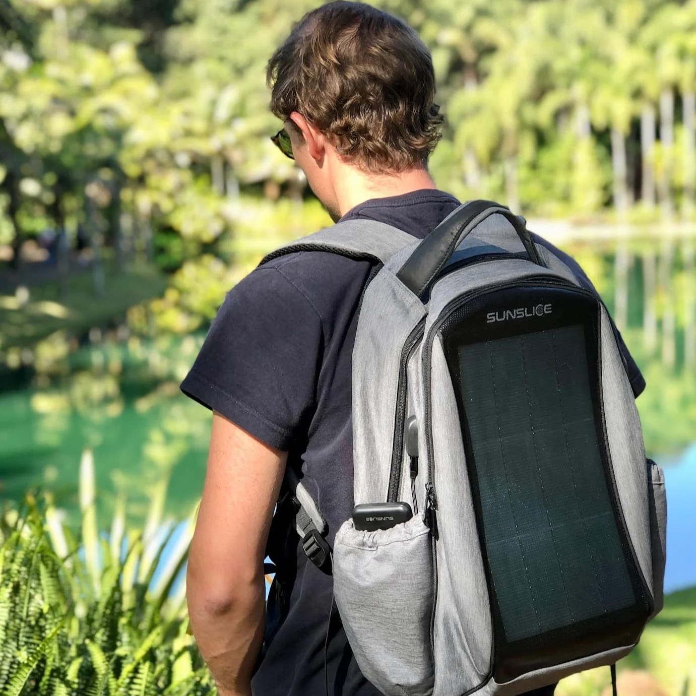 Sunslice | Zaino con pannello solare per laptop, borsa da viaggio con celle solari flessibili e potenti, resistente agli urti e ai graffi, ideale per escursioni o campeggio, grigia.