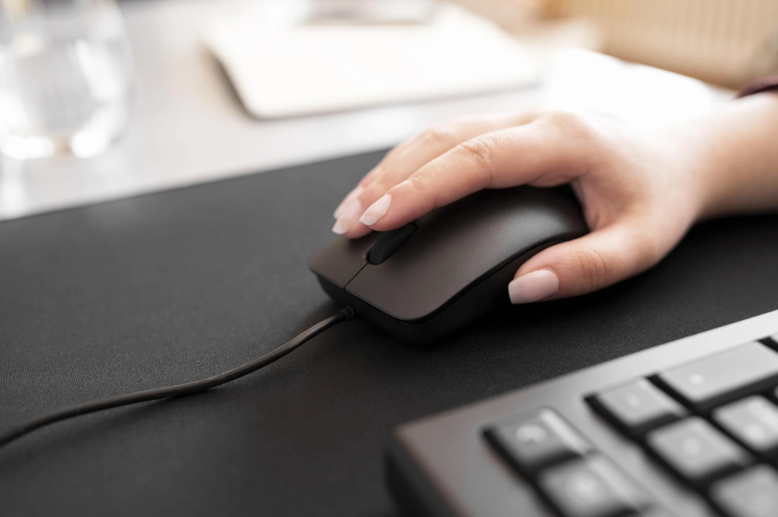 CHERRY DC 2000, Set di Tastiera e Mouse Con Fili, Layout per l'Italia (QWERTY), Plug & Play tramite 1 Porta USB, Design Piatto, Mouse Simmetrico, Nero