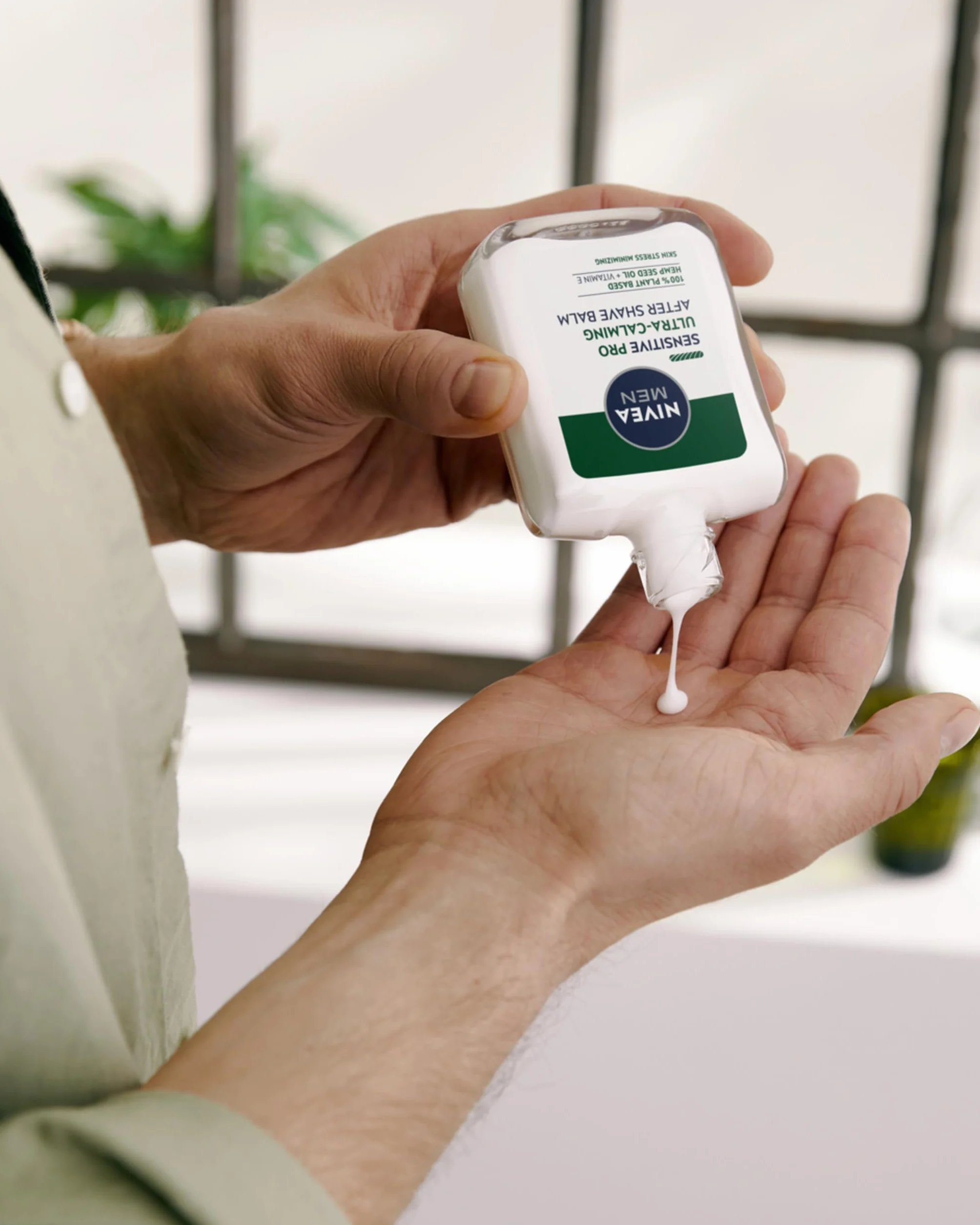 NIVEA MEN Sensitive Pro Balsamo Dopobarba Ultra-Calming 100 ml, After Shave Uomo con Olio di Semi di Canapa e Vitamina E
