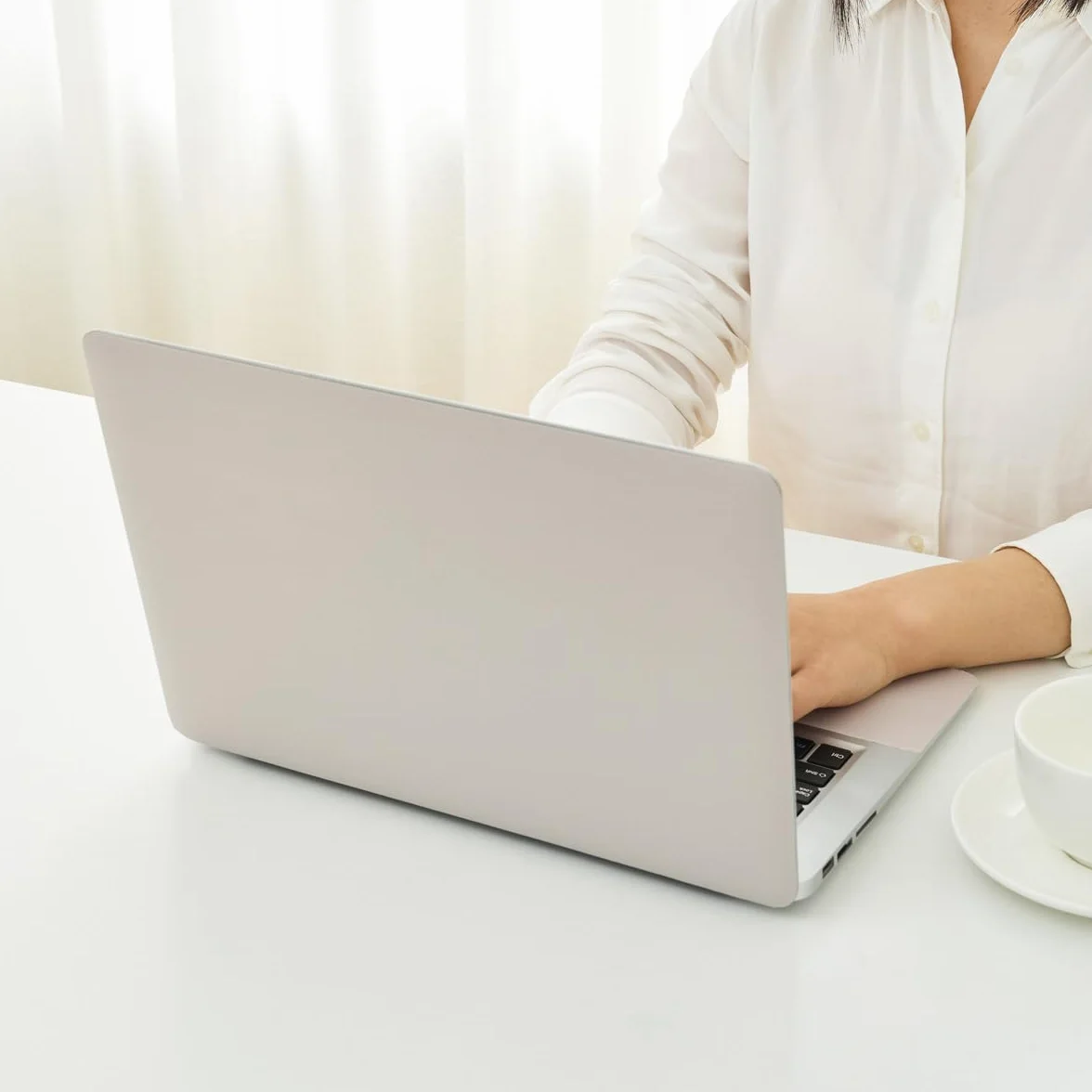 Adesivo per Laptop 15-15,6 Pollici, Pellicola in Vinile Riutilizzabile per Coprire Laptop da 13, 13,3, 14, 15,4 Pollici, Decorativo, Antigraffio, Impermeabile (066 Bianco Crema)