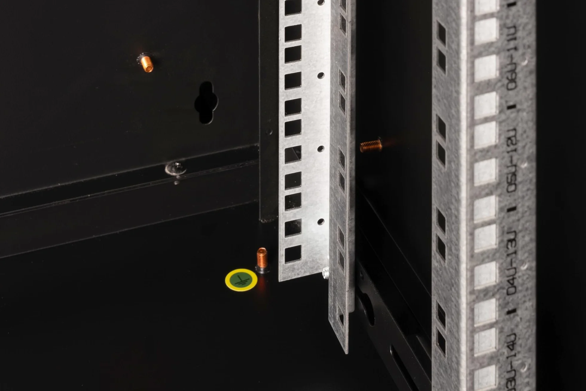 DIGITUS Armadio di rete – Rack da 19 pollici – 16U – 600 mm x 450 mm (LxP) – Profondità utile 370 mm – Montaggio a parete – Portata 100 kg – Porta in vetro di sicurezza – IP20 – Serie Unique – Nero