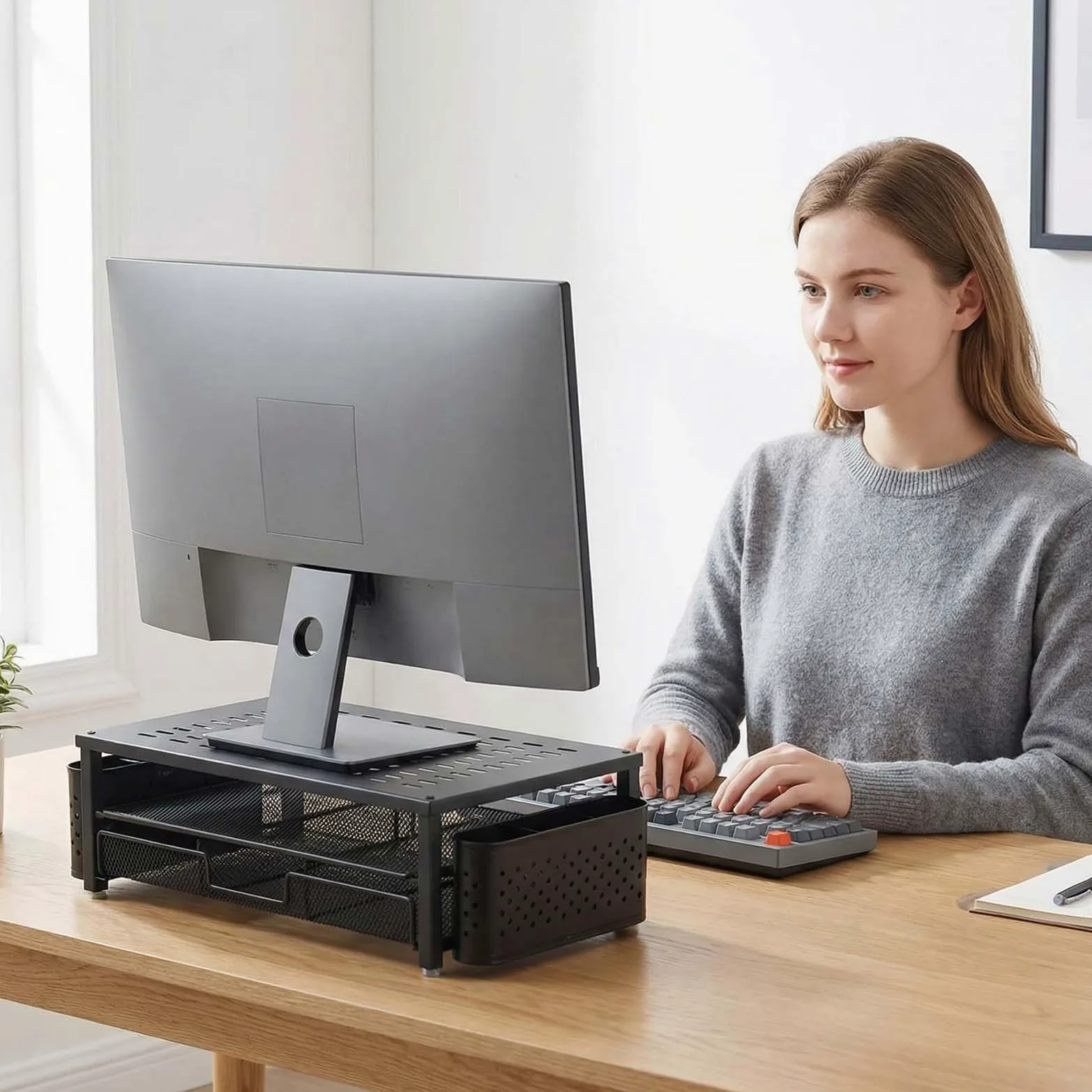 Alzaschermo con Cassetto e 2 Portapenne – Organizzatore da Scrivania Ergonomico per Monitor e Laptop, Supporto per Accessori Ufficio e Sistema di Archiviazione per Home Office