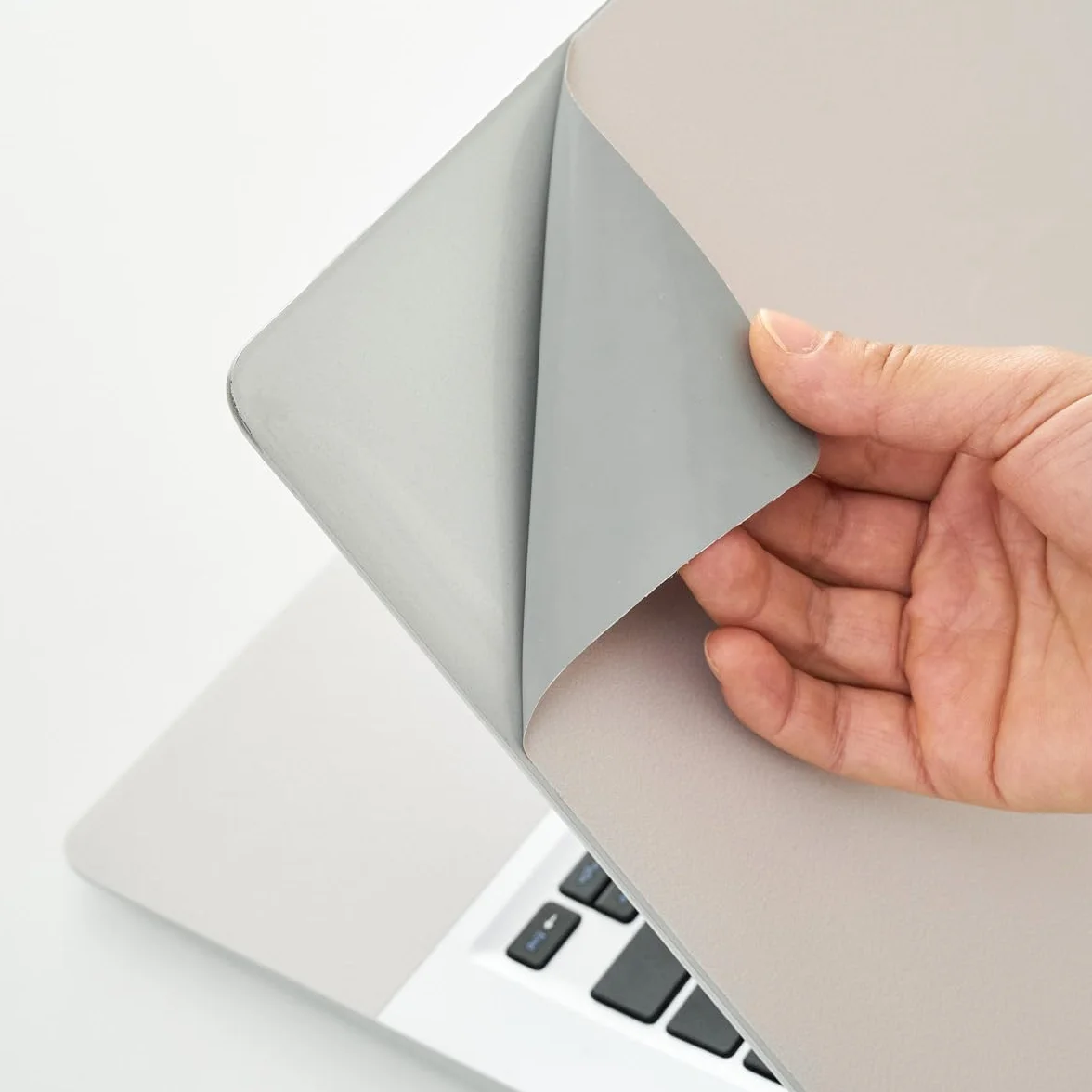 Adesivo per Laptop 15-15,6 Pollici, Pellicola in Vinile Riutilizzabile per Coprire Laptop da 13, 13,3, 14, 15,4 Pollici, Decorativo, Antigraffio, Impermeabile (066 Bianco Crema)