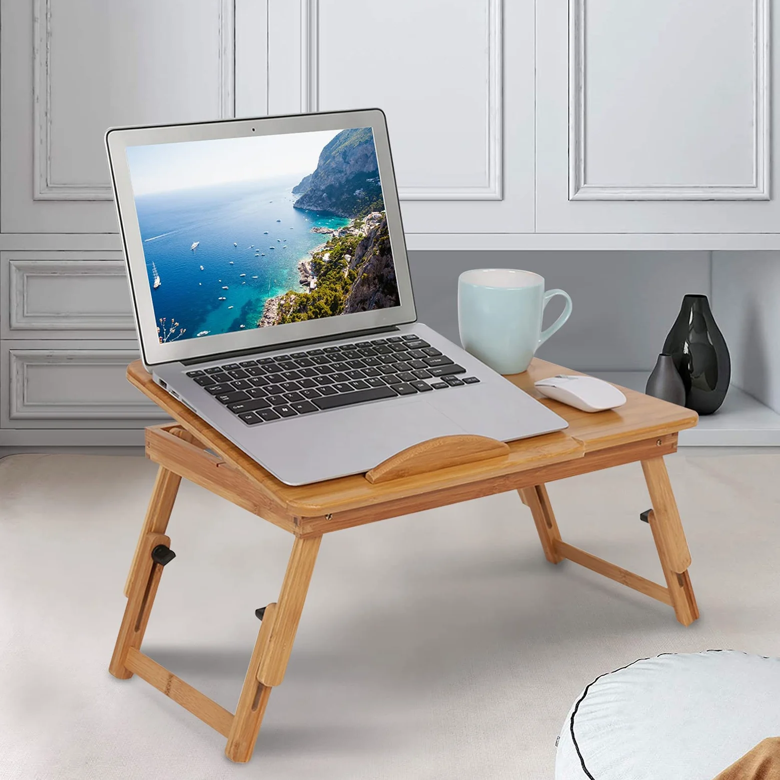 Scrivania per Letto Regolabile in Bambù Portatile con Supporto Antiscivolo Scanalatura per Tazza e Inclinazione Regolabile per Notebook Lettura